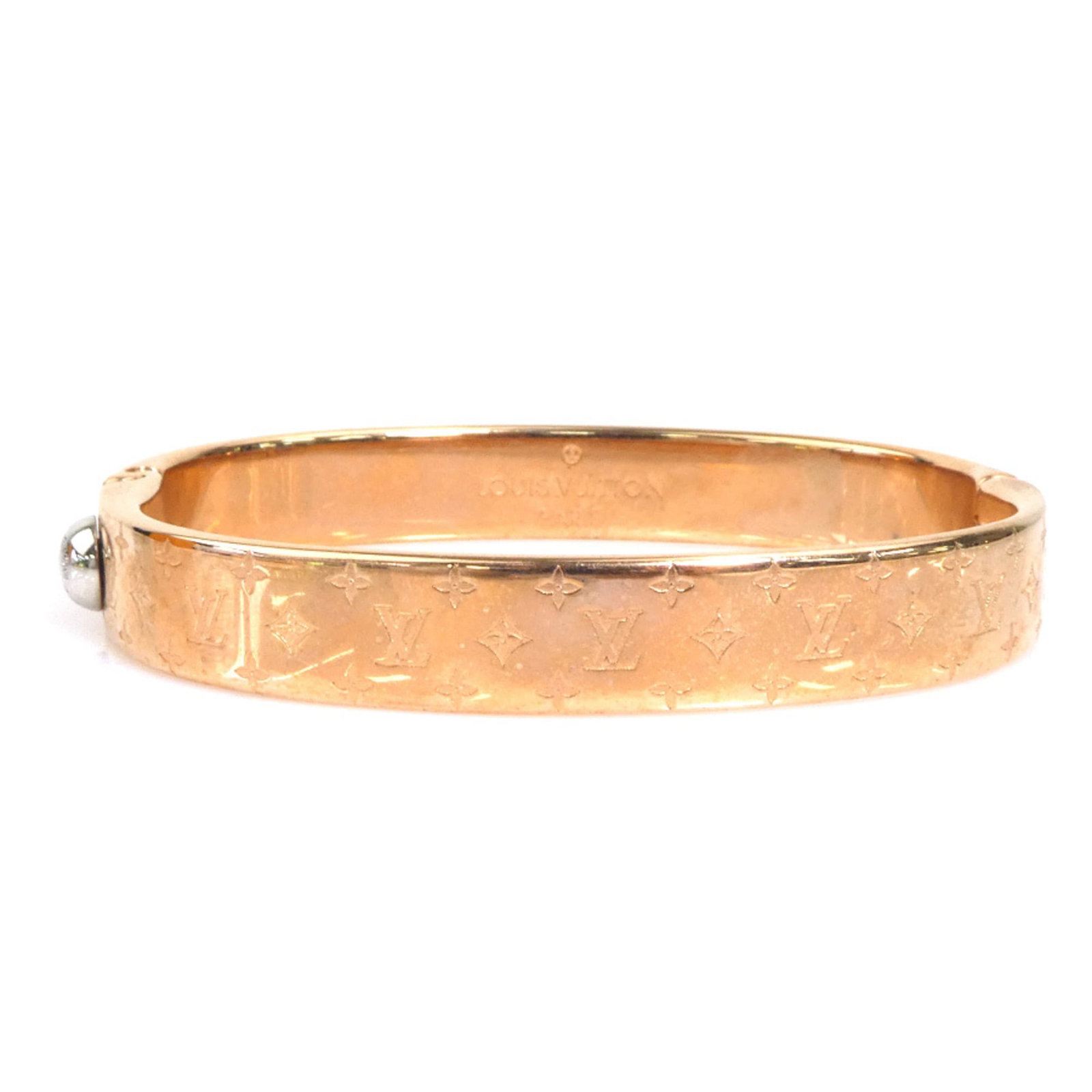 Metal Bangle Louis Vuitton: Metal Bangle Louis Vuitton Pink gold metal bangle from Louis Vuitton, measuring 17cm in length. This bangle features the iconic brand's signature style with a distinctive pink gold hue. Made from
