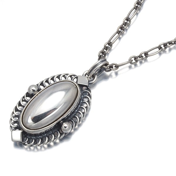Georg Jensen Necklace Heritage 2004 925 Sterling Silver: Georg Jensen Necklace Heritage 2004 925 Sterling Silver Sterling silver pendant necklace from Georg Jensen's Heritage collection, crafted with precision and attention to detail. This 925 sterling
