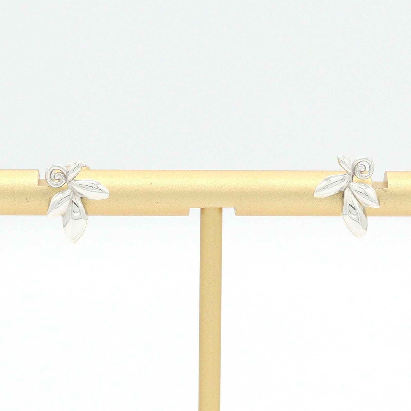 Sterling Silver Stud earrings Tiffany: Sterling Silver Stud earrings Tiffany Sterling silver stud earrings from Tiffany, crafted with attention to detail and made from high-quality 925 material. The elegant design features a sleek silver f
