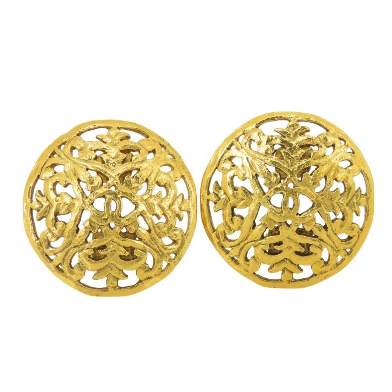 Chanel Clip Earrings Metal: Chanel Clip Earrings Metal Gold clip earrings from the iconic Chanel brand, featuring a sleek metal design with precise measurements at 33.00mm x 32.50mm and weighing 18.9g / 0.66oz. The gold color ad