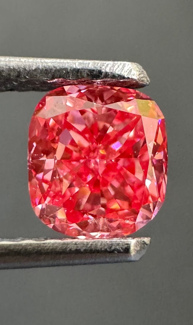 GIA Cushion Brilliant 0.7ct Fancy Vivid Purplish Pink VVS2 - Loose Natural Diamond: GIA Cushion Brilliant 0.7ct Fancy Vivid Purplish Pink VVS2 - Loose Natural Diamond GIA-certified, this 0.7ct Fancy Vivid Purplish Pink VVS2 diamond boasts exceptional color and clarity, with a unique 