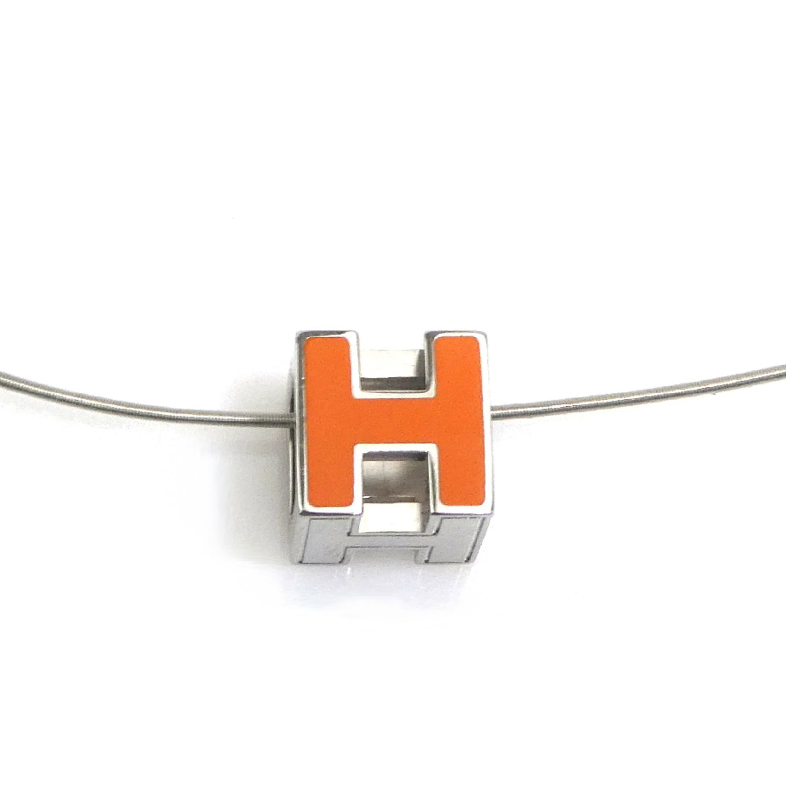 Women's silver metal cage necklace orange Hermes H32195A: Women's silver metal cage necklace orange Hermes H32195A Orange and silver metal cage necklace from Hermes, featuring a pendant measuring 11mm x 11mm. This unique design showcases the brand's