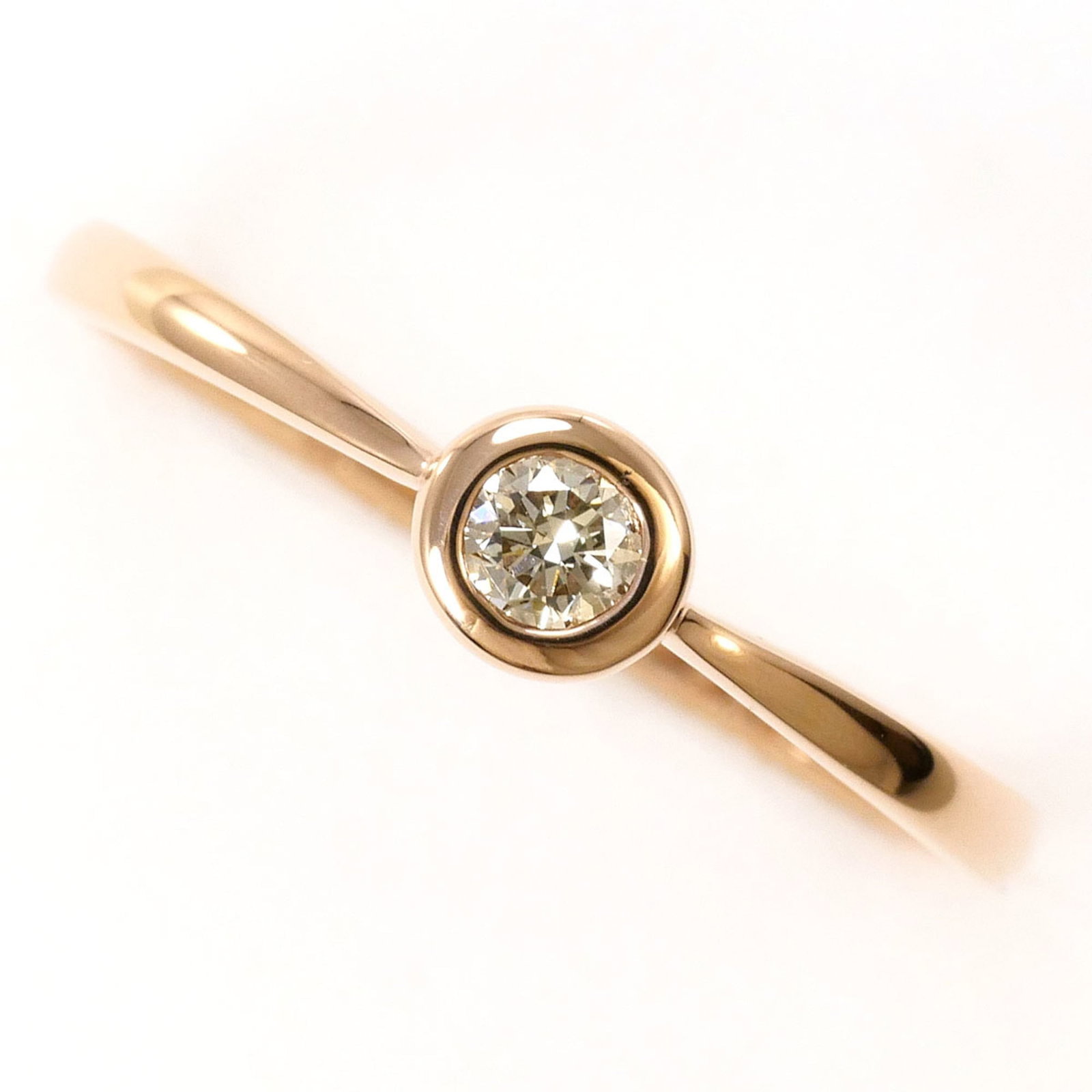 Pink gold band ring unbranded 10k: Pink gold band ring unbranded 10k Pink gold band ring with a diamond weighing 0.10 carats, set in 10K pink gold metal, available in US size 6 and a width of 4mm. This elegant ring features a subtle pi