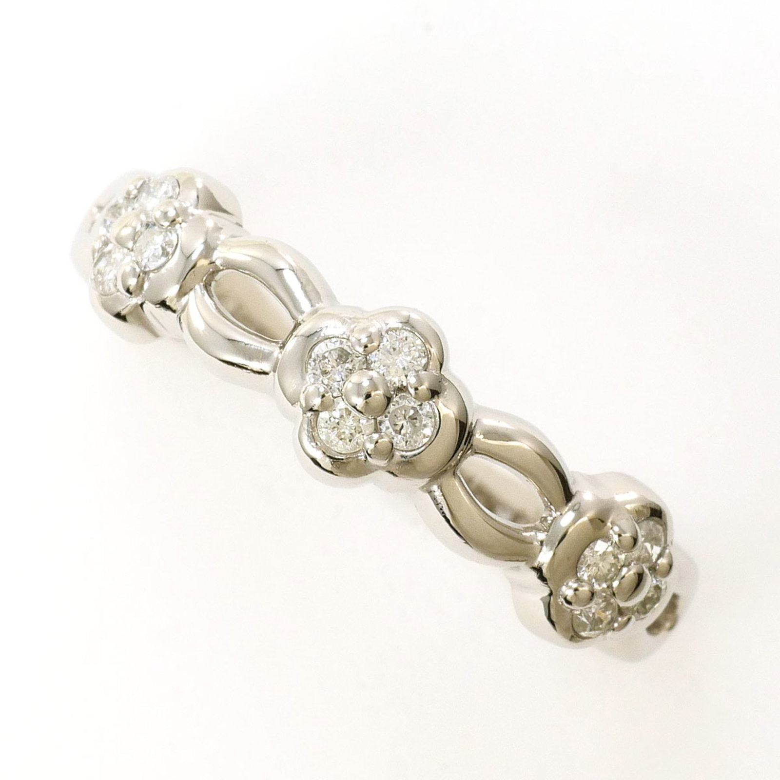 Band ring platinum unbranded: Band ring platinum unbranded Platinum band ring featuring a diamond stone, weighing 0.15 carats, set in a high-quality platinum metal construction with a US size 5.5 fit. This unbranded piece