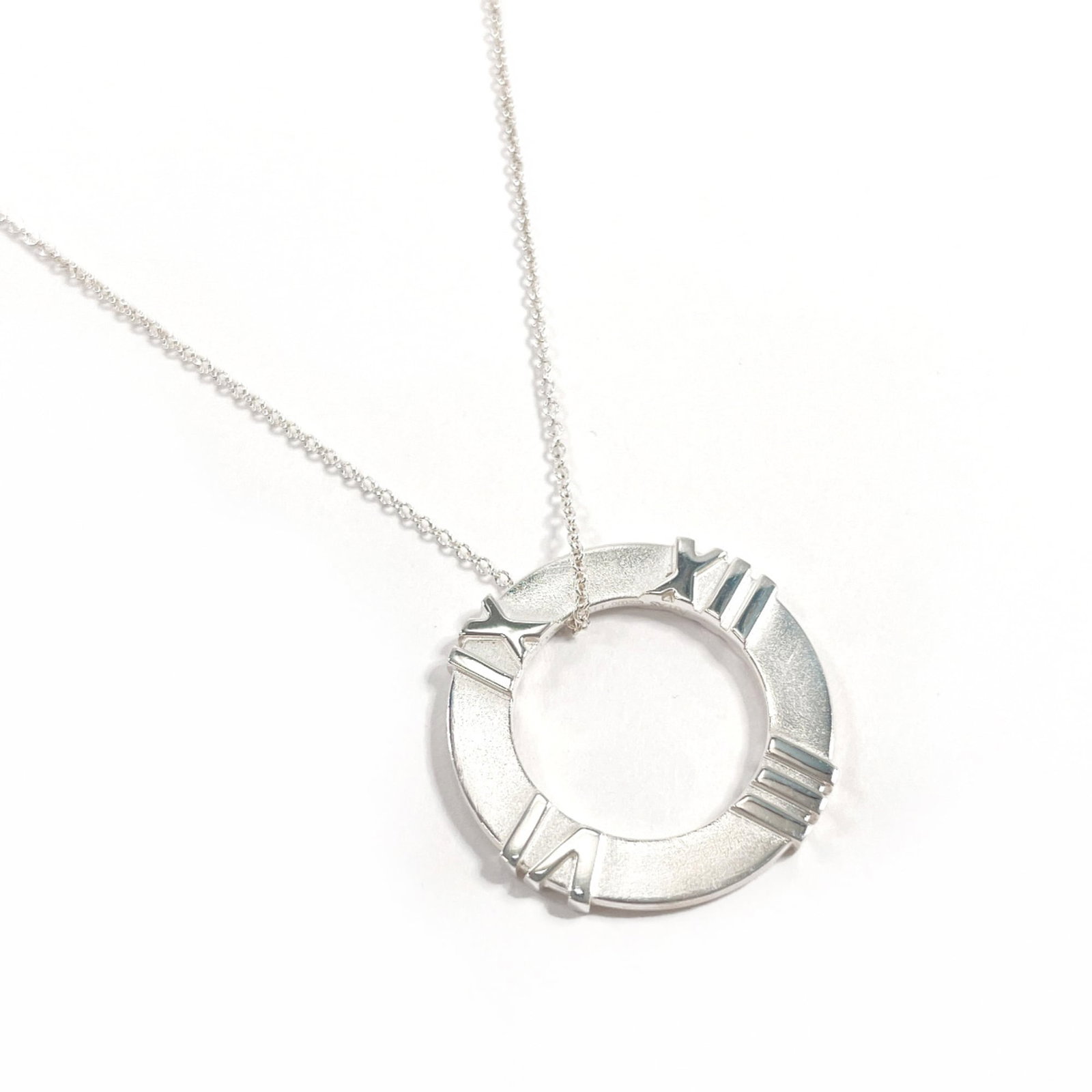 Tiffany&Co. Tiffany Atlas Circle Necklace Sterling Silver 925 Unisex: Tiffany&Co. Tiffany Atlas Circle Necklace Sterling Silver 925 Unisex Sterling silver necklace with an Atlas Circle pendant, crafted by Tiffany&Co. in 925 quality. The necklace features a 42 cm circumf