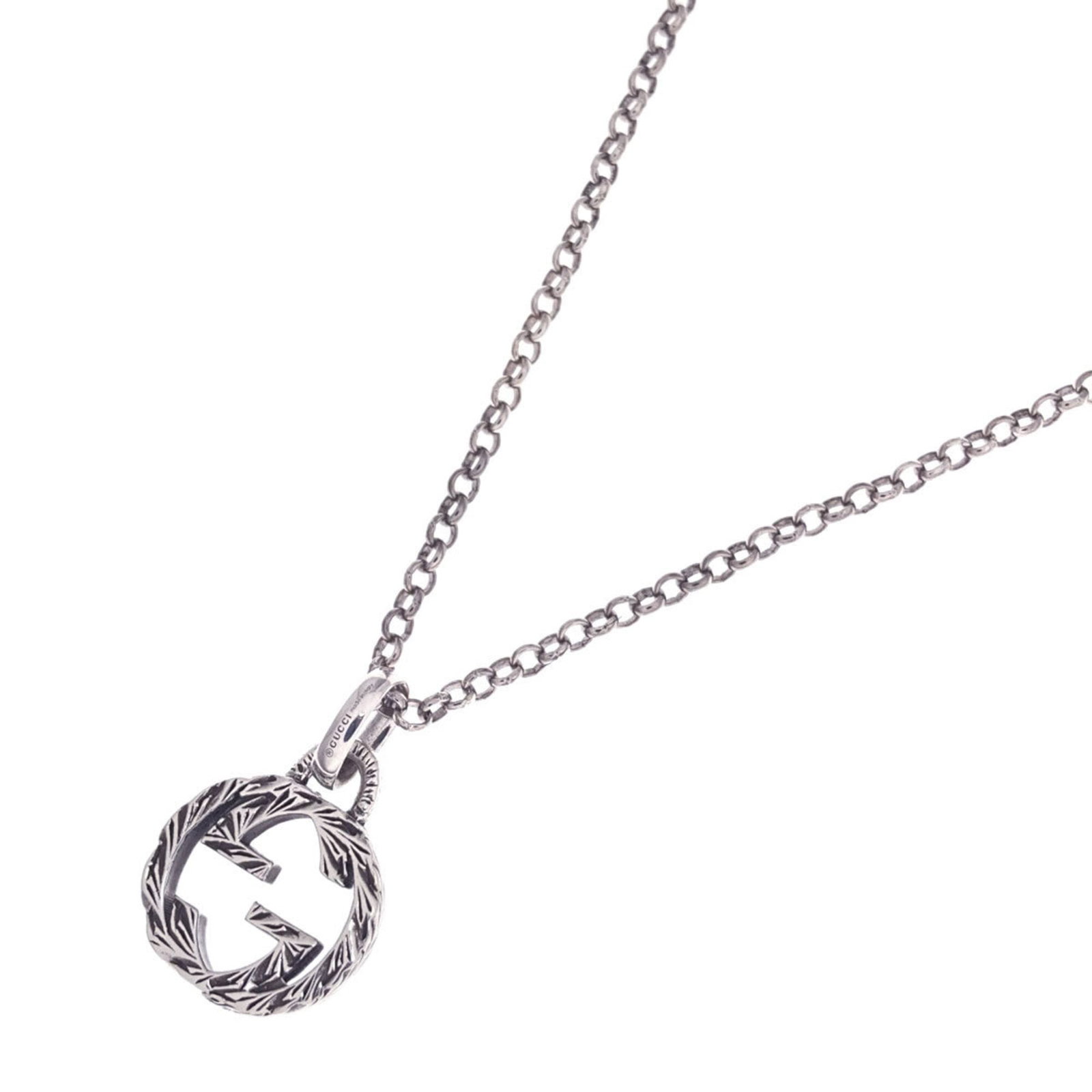Gucci Interlocking G Necklace Silver Women'S Gucci: Gucci Interlocking G Necklace Silver Women'S Gucci Silver Gucci Interlocking G Necklace for Women features a sleek silver pendant with an interlocking 'G' design, measuring 15.9mm x 13.1mm. The neckla