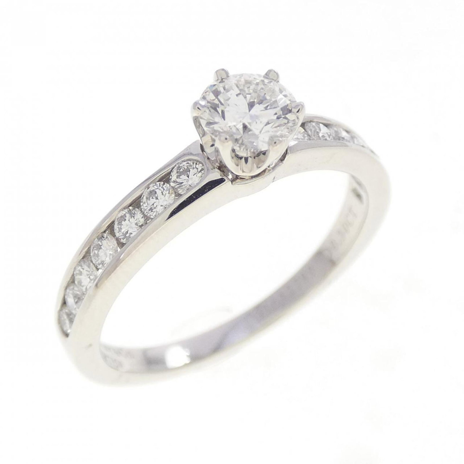 Ring platinum band 950 Tiffany: Ring platinum band 950 Tiffany Platinum band ring from Tiffany, crafted with 950 platinum. This US size 5 band features a classic design, bearing the signature of its creator. Made from high-quality p
