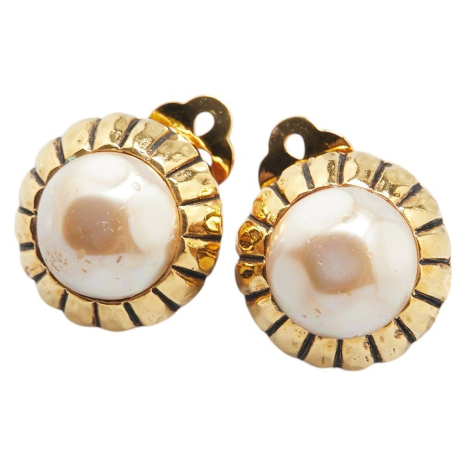 Chanel clip earrings: Chanel clip earrings Gold clip earrings from Chanel, measuring 18.60mm x 18.60mm in size. These classic clip earrings showcase the timeless elegance of the iconic brand. Item Specifics: Brand: Chanel 