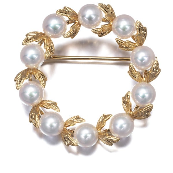 Circle Akoya Pearl 750 Yellow Gold Mikimoto Brooch 18k 5.6mm: Circle Akoya Pearl 750 Yellow Gold Mikimoto Brooch 18k 5.6mm 18k yellow gold Circle Akoya Pearl brooch with a 5.6mm cultured pearl at its center, set in a beautifully crafted design that showcases the