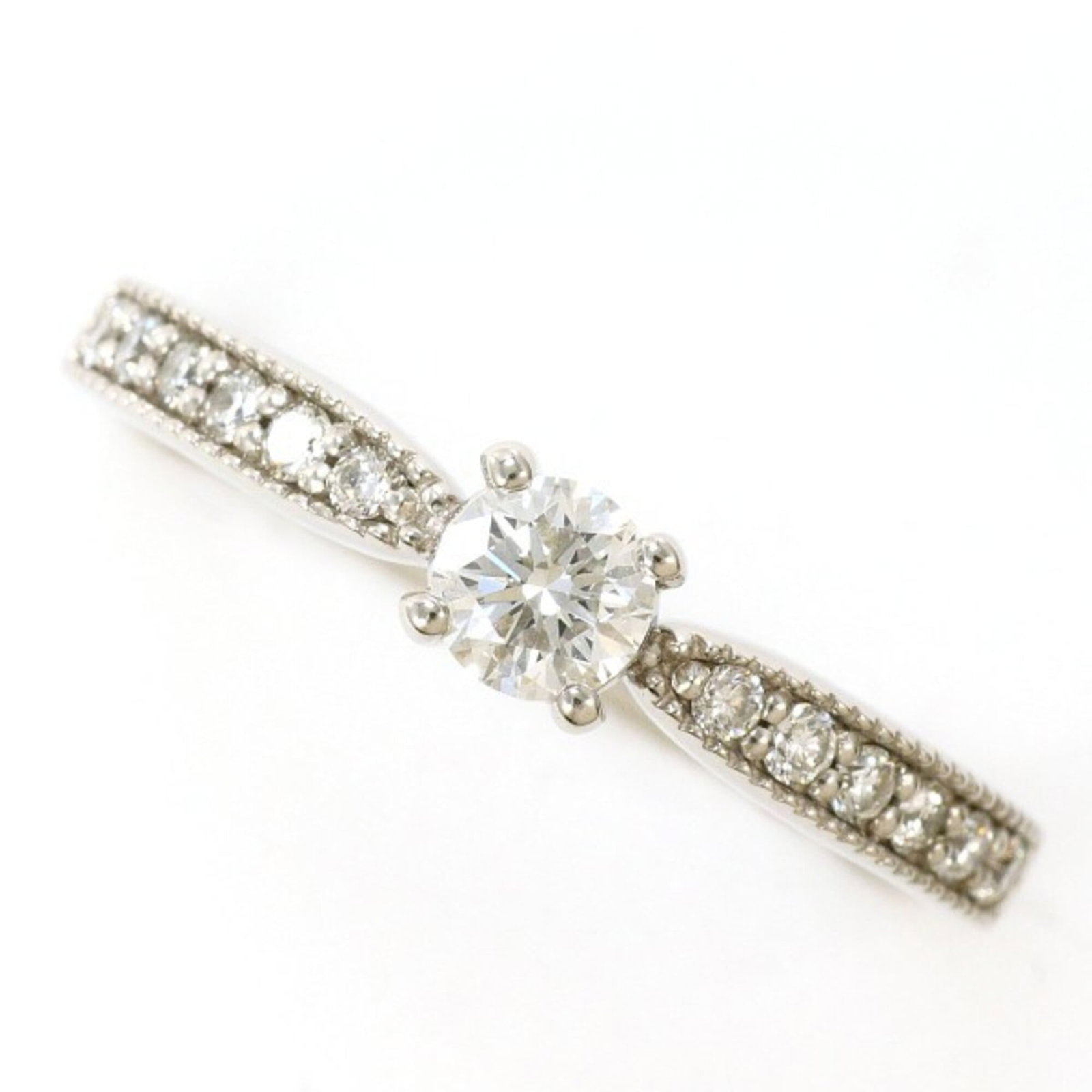 Band ring platinum unbranded: Band ring platinum unbranded Platinum band ring featuring a diamond stone, available in US size 5 with a width of 4mm. Made from high-quality platinum metal, this unbranded band offers a sleek and mod