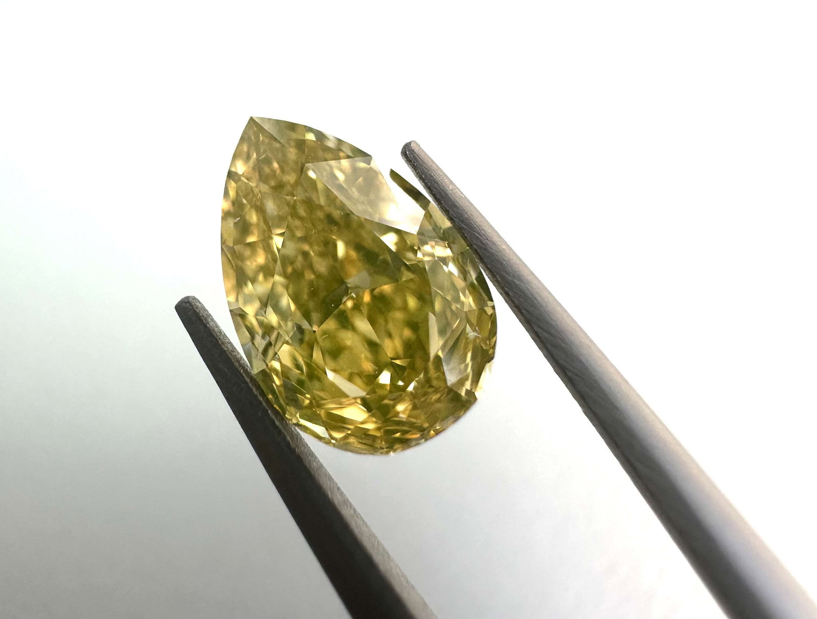 GIA Pear 1.03ct Fancy Brownish Greenish Yellow VVS1 - Loose Natural Diamond: GIA Pear 1.03ct Fancy Brownish Greenish Yellow VVS1 - Loose Natural Diamond GIA-certified, this loose natural diamond boasts exceptional clarity (VVS1) and polish (EX), with a stunning Fancy Brownish 