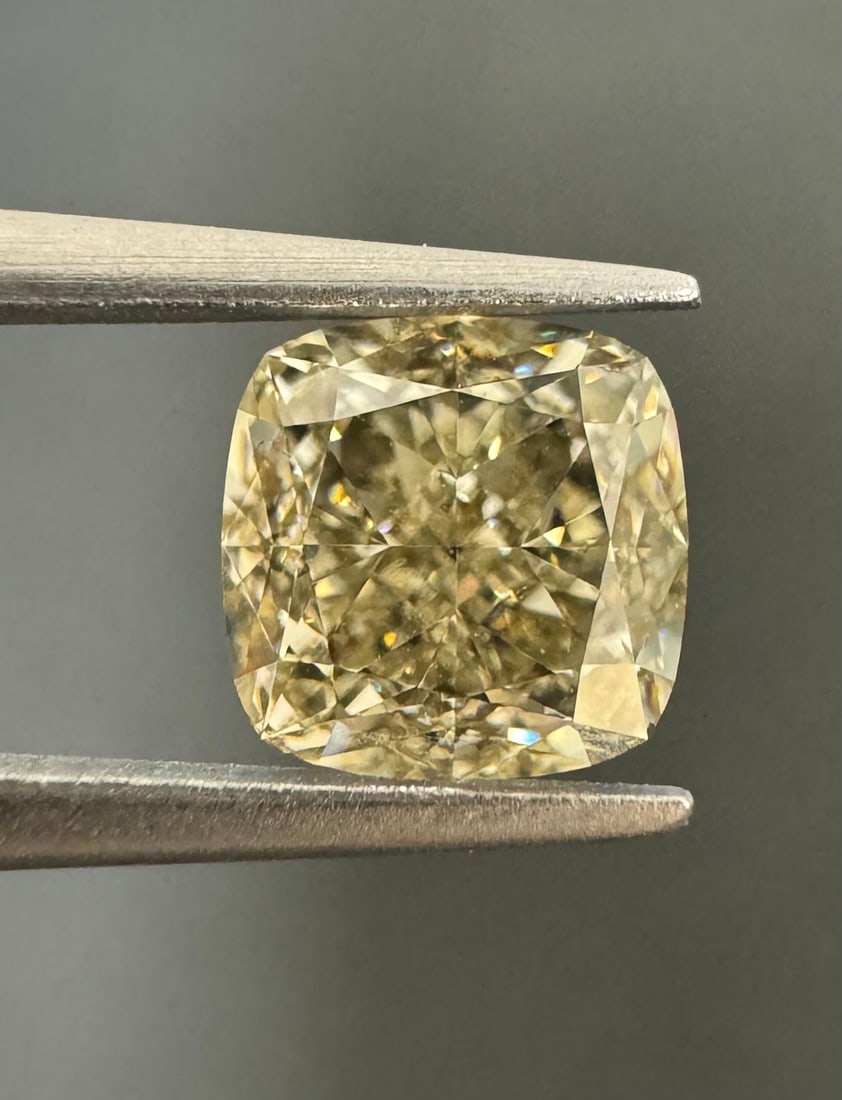 GIA Cushion Brilliant 1.07ct Fancy Brown Greenish Yellow VVS2 - Loose Natural Diamond: GIA Cushion Brilliant 1.07ct Fancy Brown Greenish Yellow VVS2 - Loose Natural Diamond GIA certified, the 1.07ct Fancy Brown Greenish Yellow VVS2 diamond boasts exceptional clarity and vibrant color, w