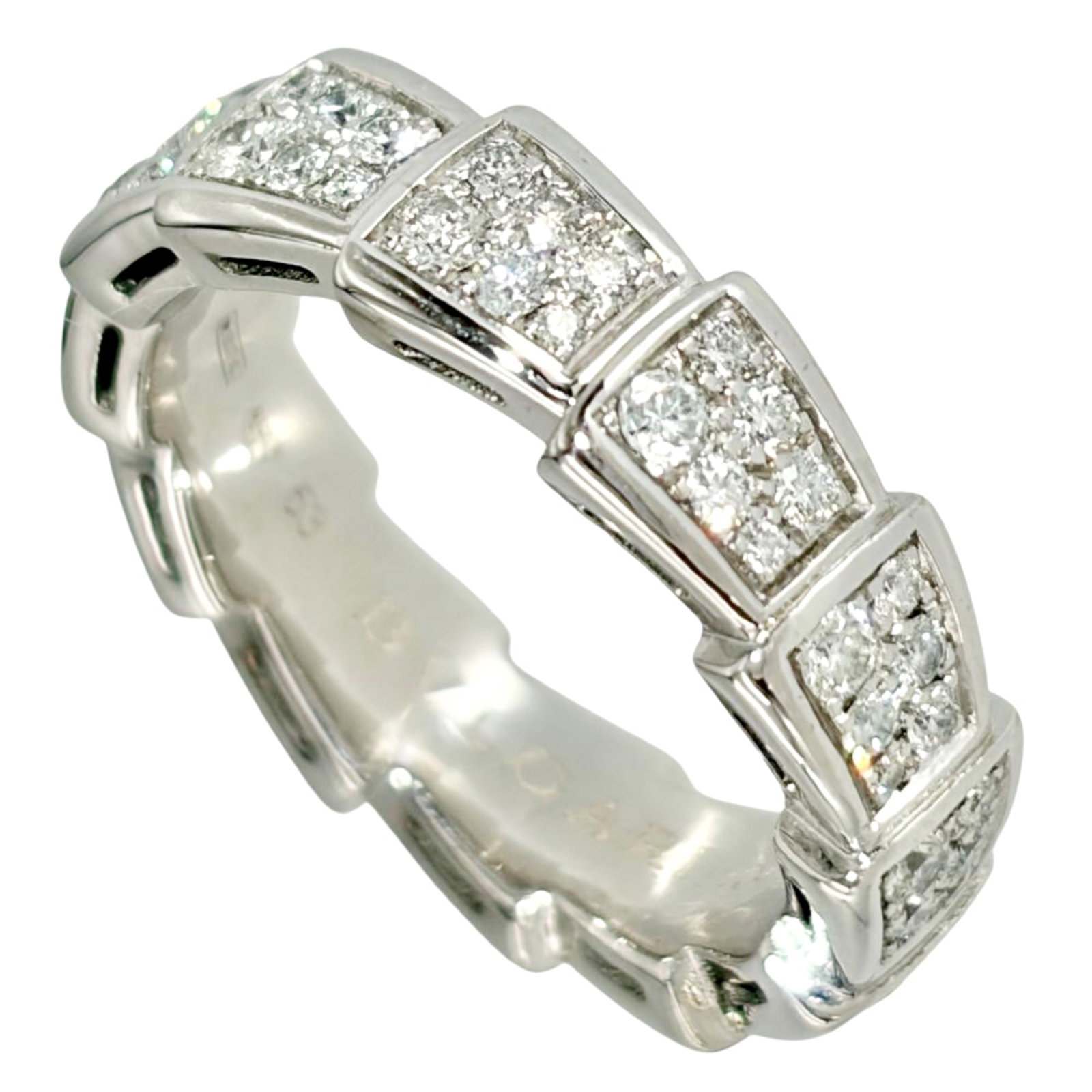 Bvlgari Band Ring White Gold (18K): Bvlgari Band Ring White Gold (18K) Bvlgari's iconic Serpenti band ring shines in white gold (18K), crafted with elegant sophistication. This US size 6.5 women's ring boasts a timeless design that comp