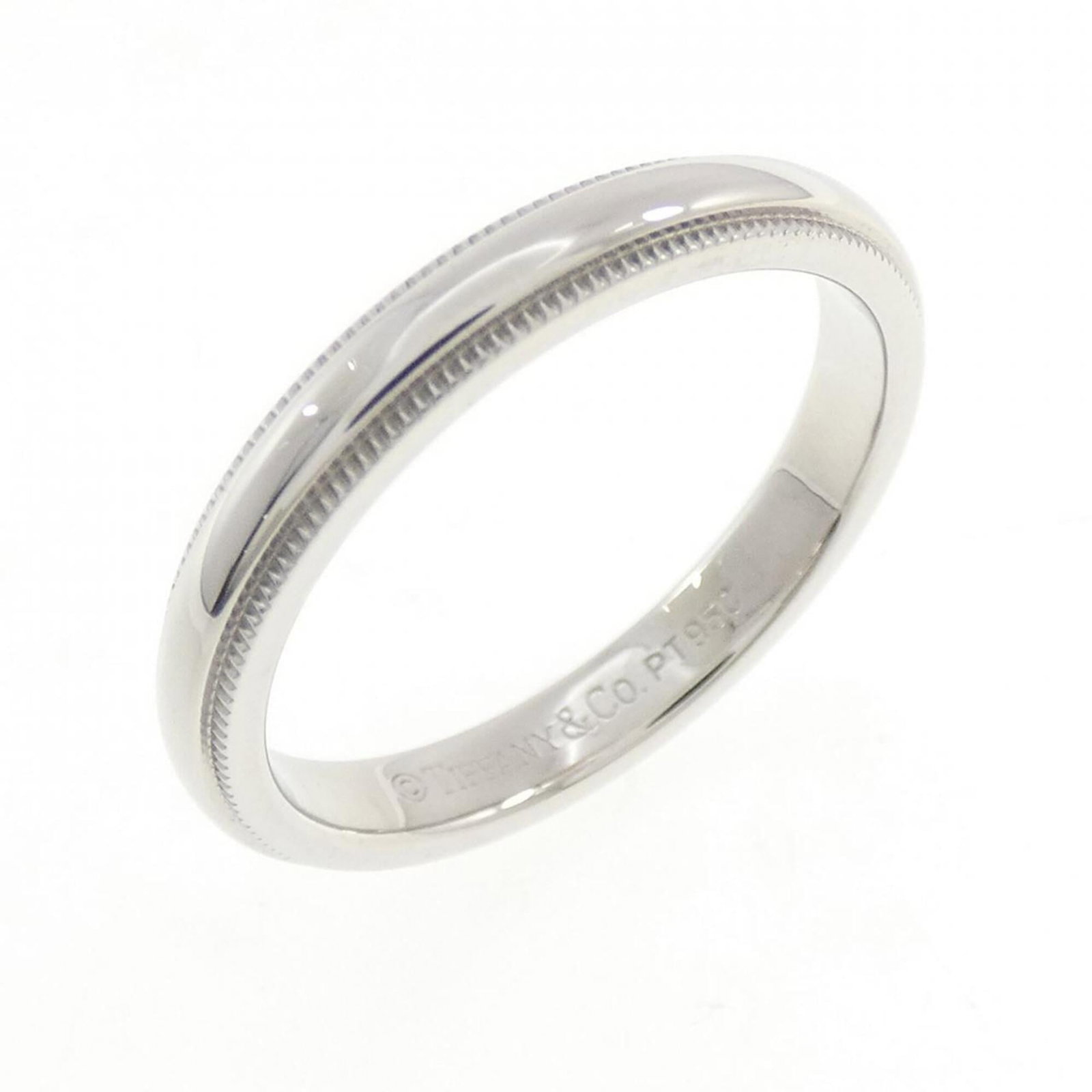 Ring platinum band 950 Tiffany: Ring platinum band 950 Tiffany Platinum band ring from Tiffany, featuring a high-quality platinum material and a US size 7 fit. This elegant design showcases the luxurious feel of 950 platinum, perfec