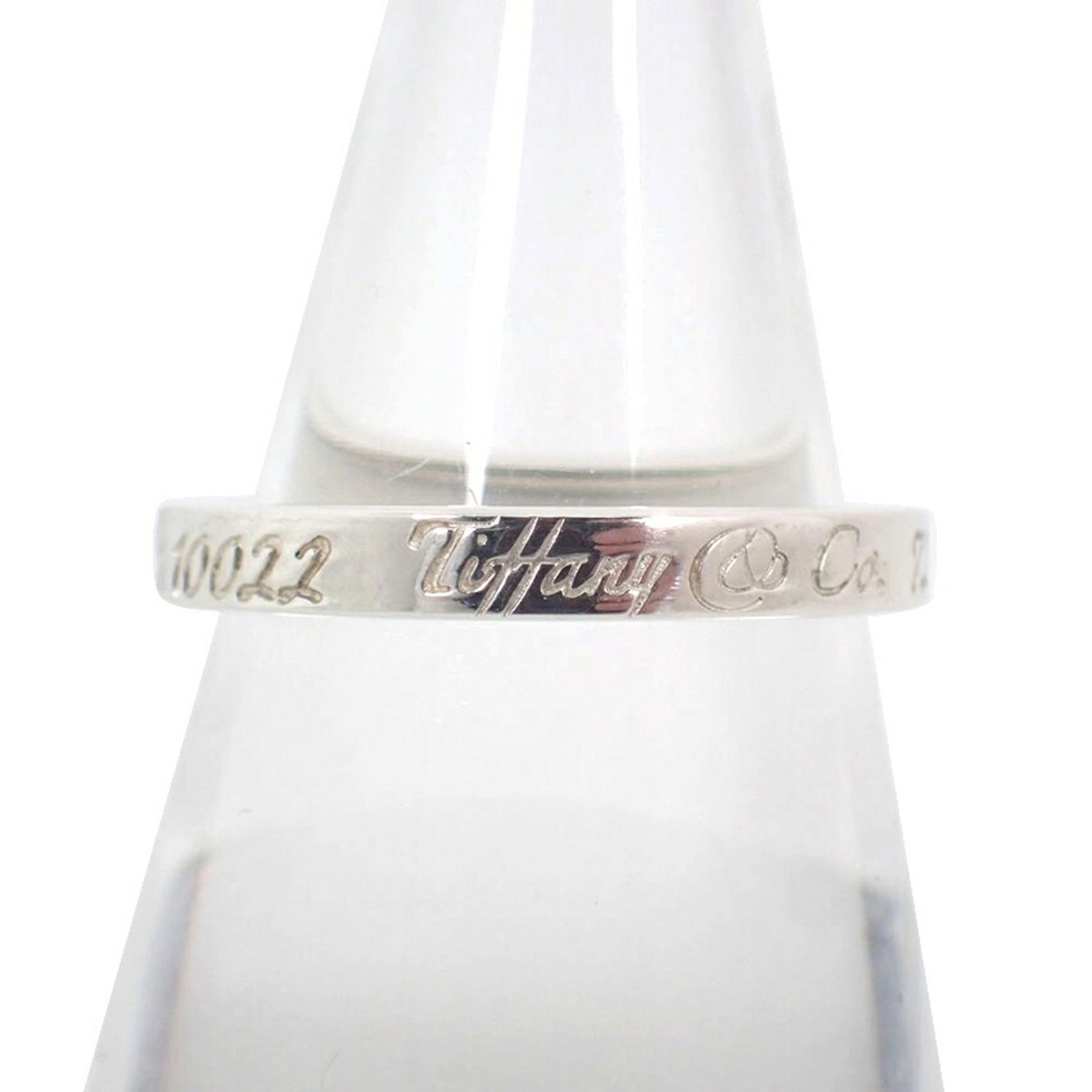 Tiffany Band Ring Sterling Silver 925: Tiffany Band Ring Sterling Silver 925 Sterling silver band ring from Tiffany, featuring 925 hallmark for quality assurance. This women's size 6.5 ring boasts a sleek design in silver material, making 