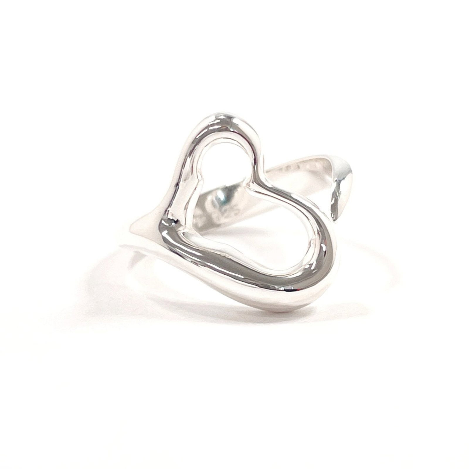 Silver Ring Band Tiffany: Silver Ring Band Tiffany Silver Ring Band Tiffany features a sleek Open Heart design in sterling silver, with a US size 4.5 and width of 15.7mm. Made from high-quality 925 silver, this elegant band bo