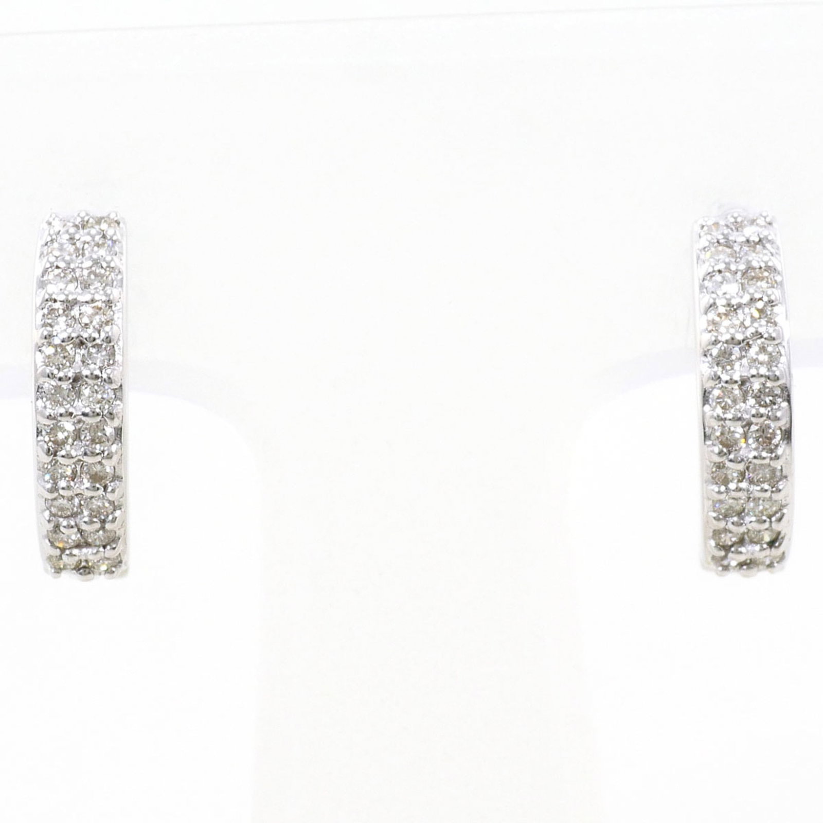 Hoop earrings in white gold 18k: Hoop earrings in white gold 18k White gold hoop earrings with a subtle shine, featuring a diamond stone weighing 0.13 carats and made from high-quality 18k metal. The elegant design makes them suitabl