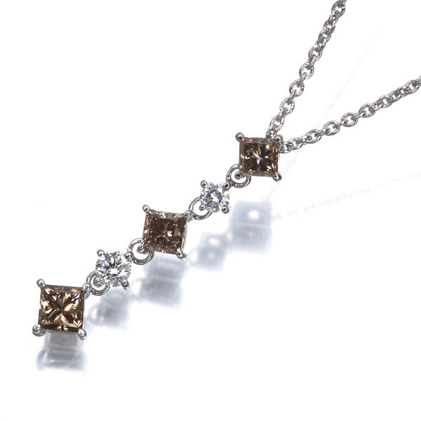 Mikimoto Necklace Brown &Clear Diamond 0.45Ct 18K 750 White Gold: Mikimoto Necklace Brown &Clear Diamond 0.45Ct 18K 750 White Gold 18k white gold pendant showcases a stunning 0.45ct brown and clear diamond, expertly crafted by Mikimoto. The natural style and high-qu