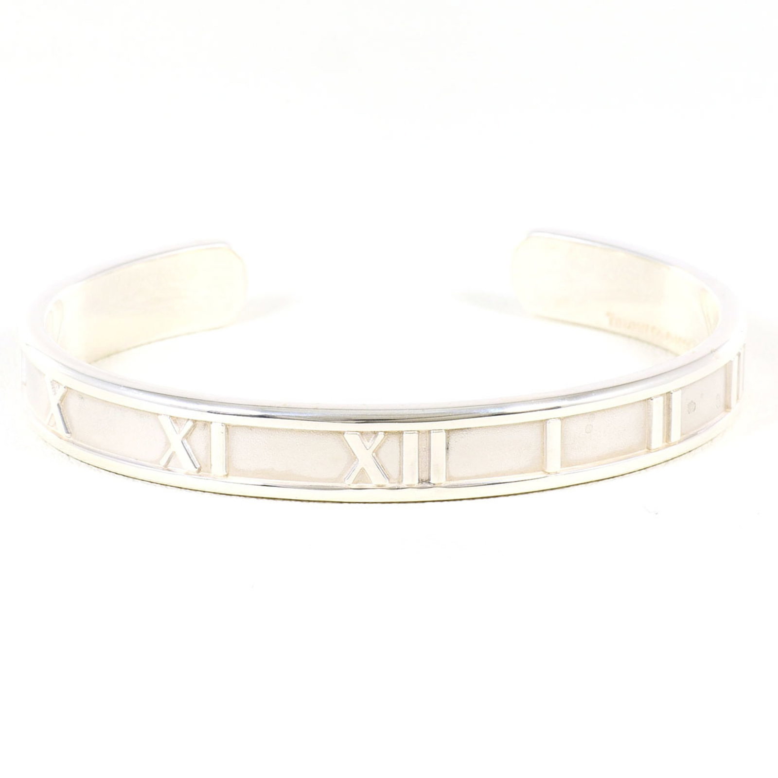 Tiffany Bangle Silver 925: Tiffany Bangle Silver 925 Silver 925 bangle from the Tiffany Atlas line, measuring 15cm in length and weighing 21.8g. This bangle features a high-quality silver construction, making it a durable and