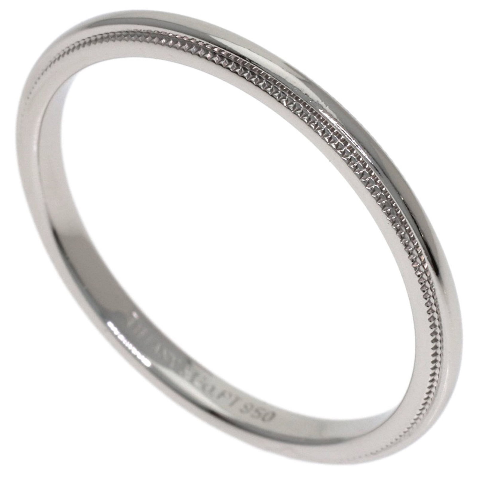 Ring platinum band 950 Tiffany: Ring platinum band 950 Tiffany Platinum band ring from Tiffany, featuring 950 platinum material and a US size 10 fit. The ring boasts a classic design with its signature Tiffany style. This piece is m