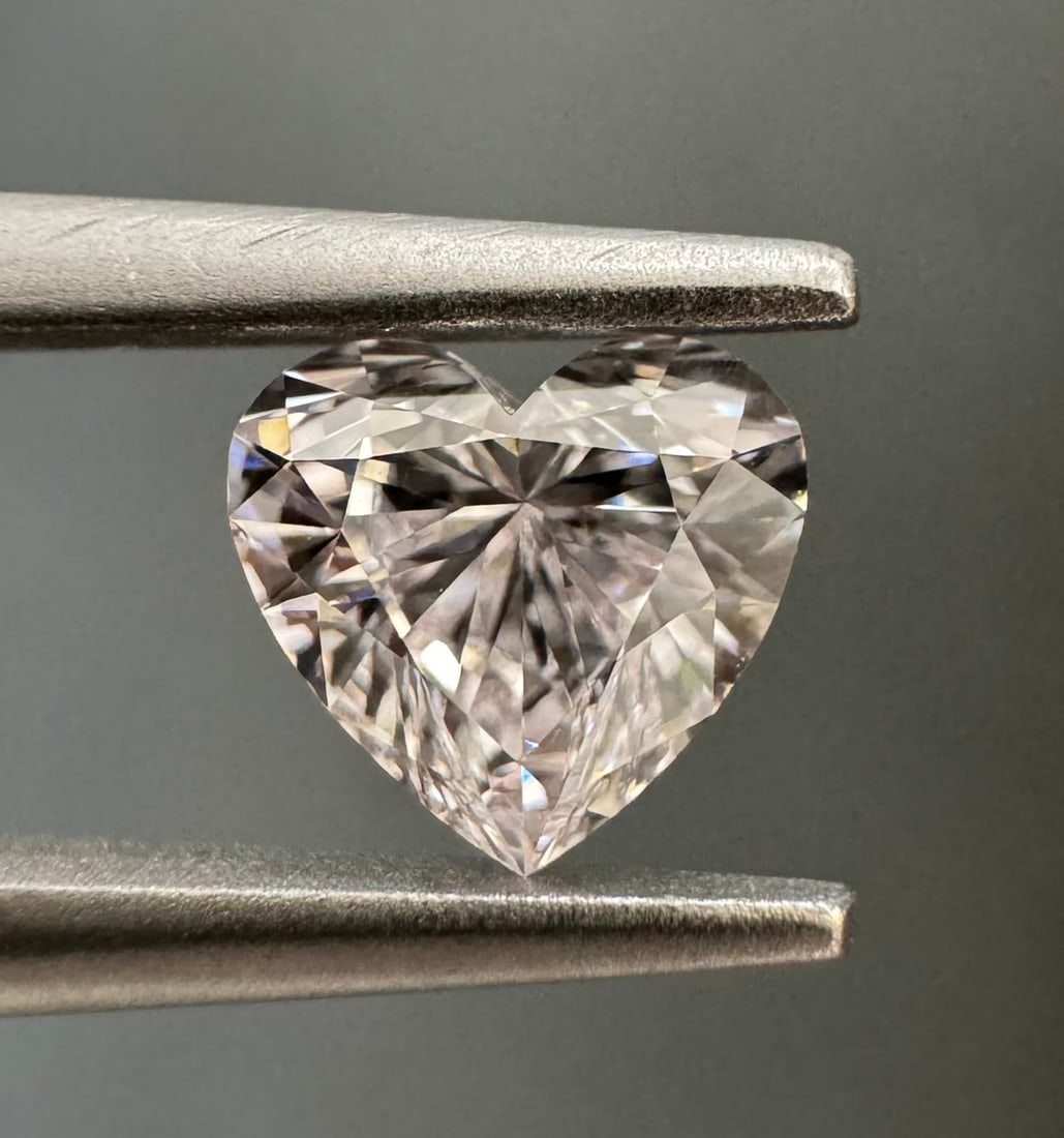 GIA Heart 0.4ct Faint Pink VVS1 - Loose Natural Diamond: GIA Heart 0.4ct Faint Pink VVS1 - Loose Natural Diamond GIA certified, this loose natural diamond boasts an exceptional cut and clarity. Its Faint Pink color and VVS1 clarity grade make it a standout 