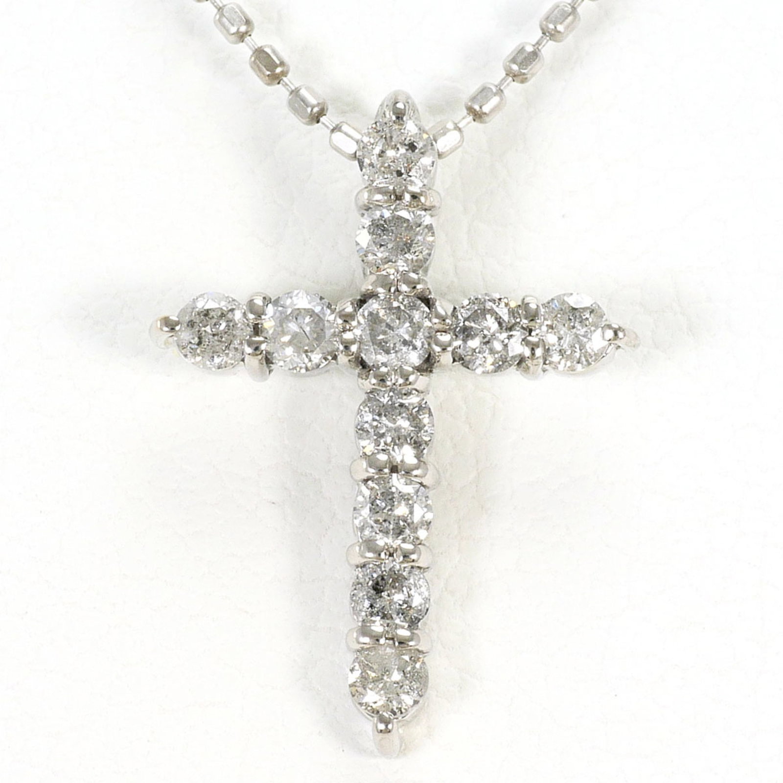 18K (18-Karat White Gold) Necklace With 0.3 Ct Diamond Total Weight 1.9G 40Cm Length Like New.: 18K (18-Karat White Gold) Necklace With 0.3 Ct Diamond Total Weight 1.9G 40Cm Length Like New. 18K white gold necklace boasts a total weight of 1.9g featuring 0.3ct diamonds, adding a touch of