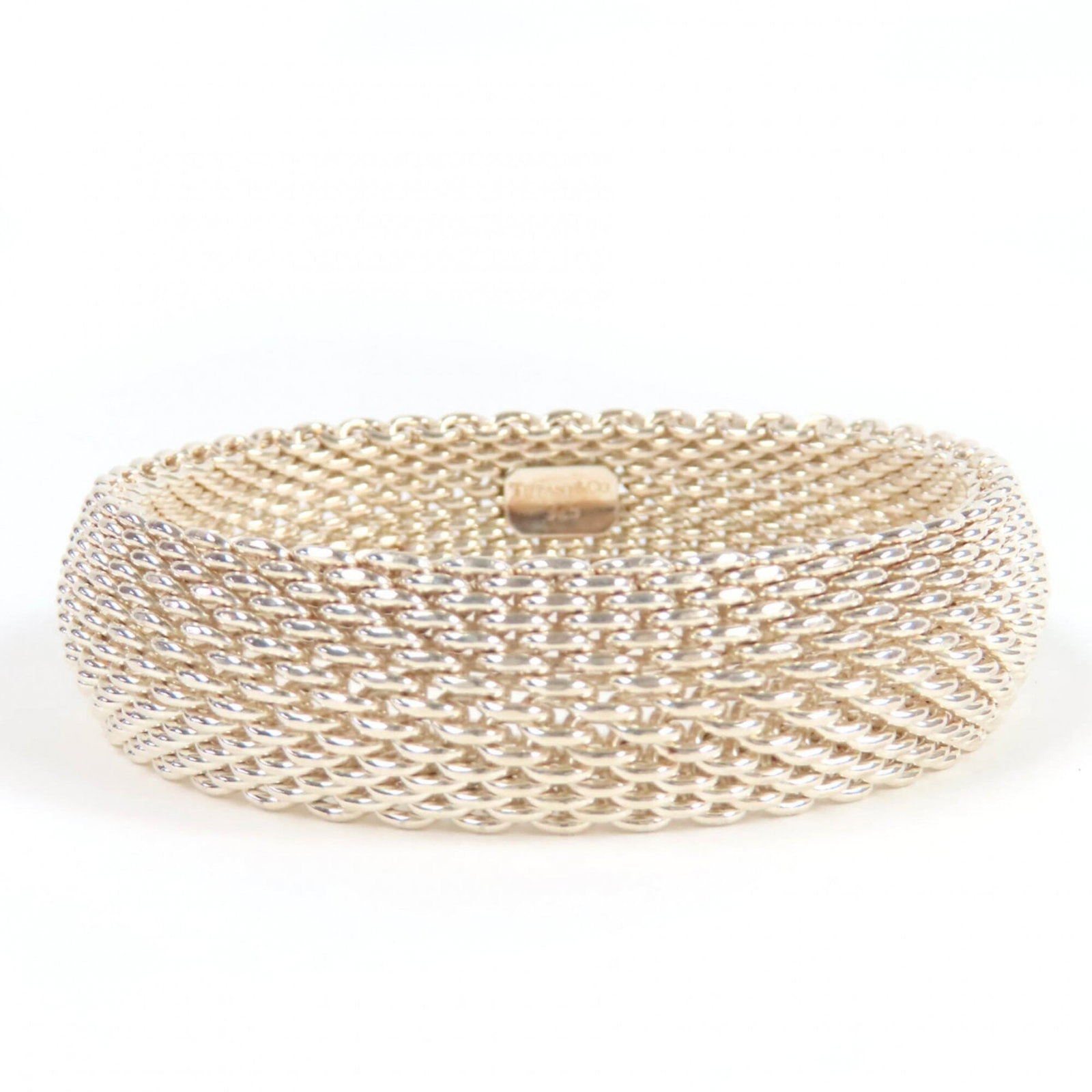 Tiffany Bangle Silver 925: Tiffany Bangle Silver 925 Silver 925 Tiffany Bangle, a sleek and modern accessory, measures 17cm in length. Made from high-quality silver, this bangle boasts a timeless design that complements any sty