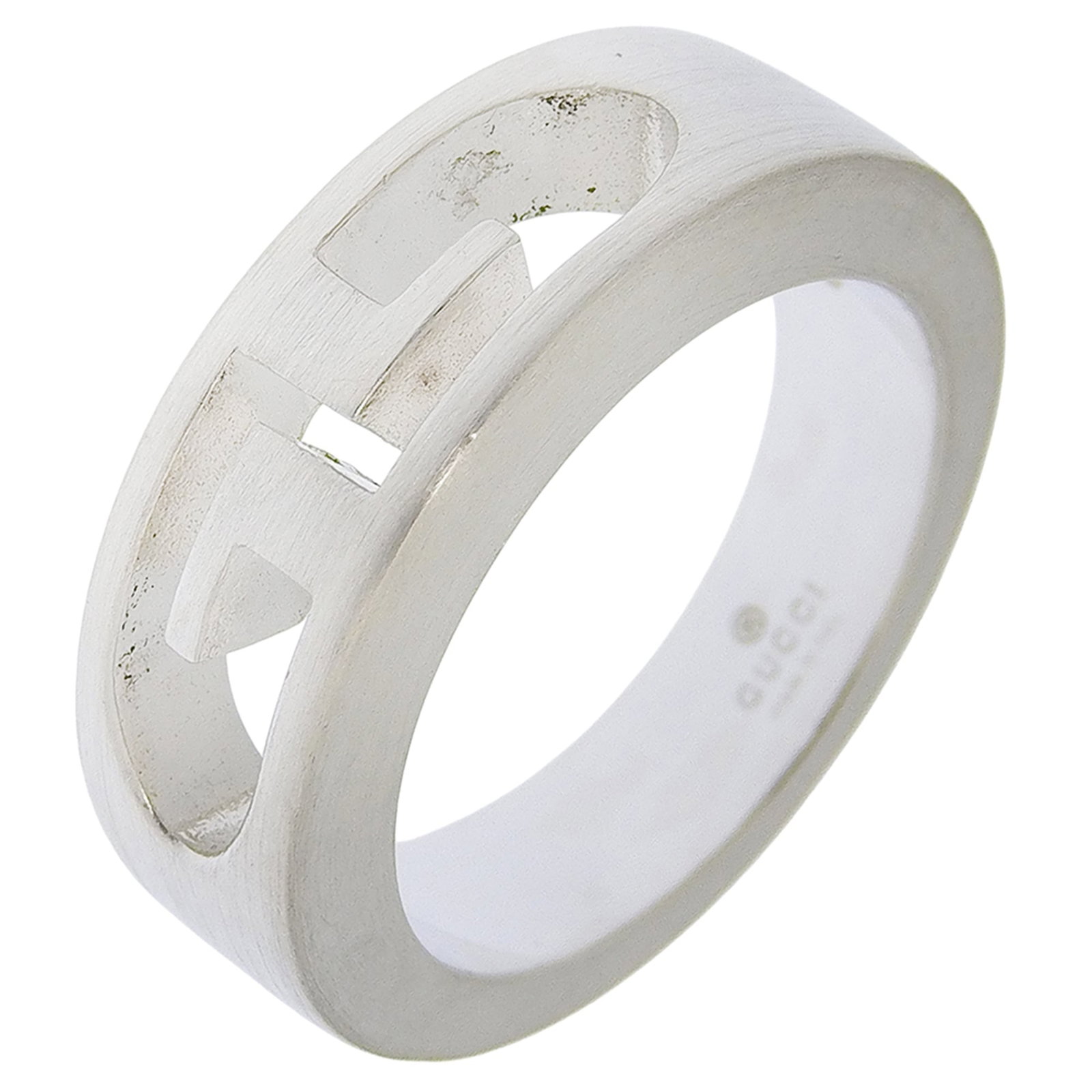 Ring of silver band from Gucci: Ring of silver band from Gucci Silver band ring from Gucci, featuring a sleek and modern design. Made from high-quality silver 925 material, this ring boasts an inner diameter of 15.50mm and weighs