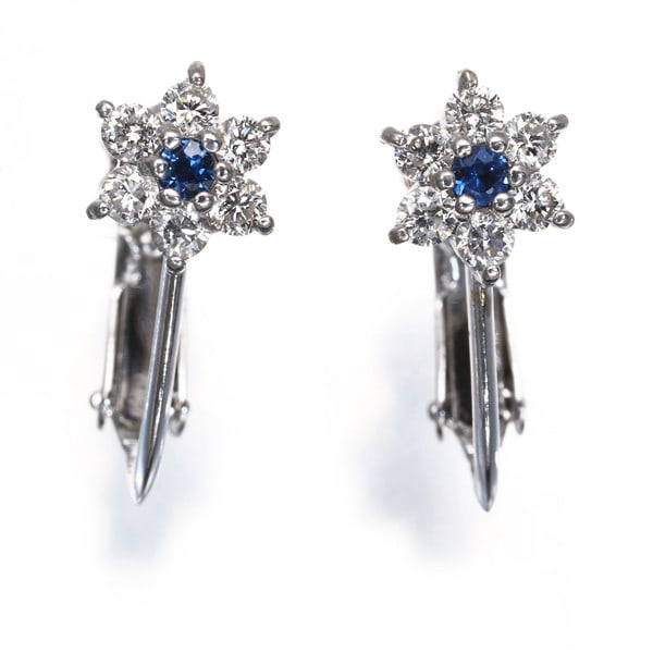 Diamond 0.26Ct Flower Earrings 18K White Gold: Diamond 0.26Ct Flower Earrings 18K White Gold 18k White Gold Diamond Flower Earrings feature a delicate flower design adorned with a total of 0.26ct diamonds, adding a touch of elegance to any