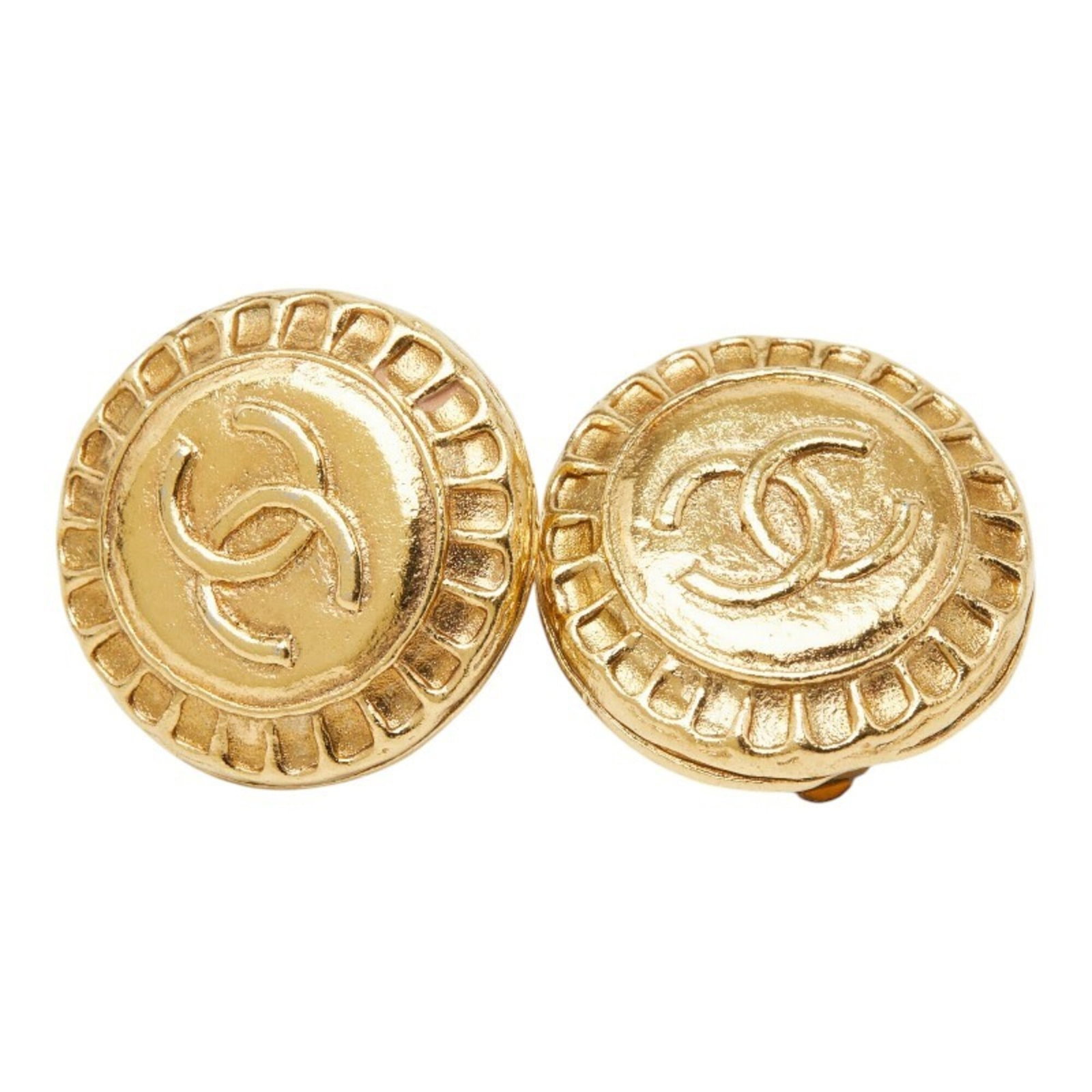 Chanel clip earrings: Chanel clip earrings Gold clip earrings from the renowned Chanel brand, measuring 25.90mm x 25.90mm in size. These elegant earrings showcase a sleek design that complements any outfit. The gold finish