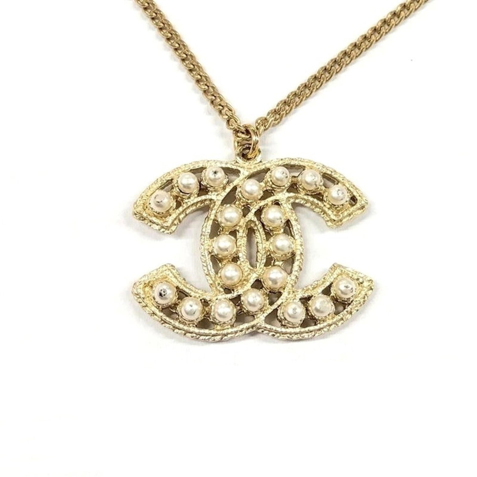 Coco pearl necklace gold faux Gpg A15V Chanel: Coco pearl necklace gold faux Gpg A15V Chanel Gold plating, the necklace features a Coco pearl pendant with a gold finish, bearing a signature. The necklace measures 58 cm in circumference and has a p