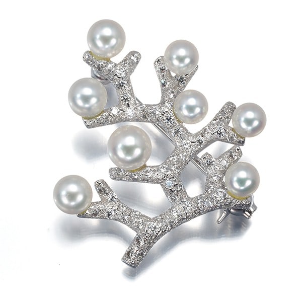 Mikimoto Brooch Akoya Pearl 3.7-4.8Mm Diamond Kofuku No Ki 18K Wg: Mikimoto Brooch Akoya Pearl 3.7-4.8Mm Diamond Kofuku No Ki 18K Wg The Mikimoto brooch showcases an exquisite Akoya pearl, measuring approximately 3.7-4.8mm in diameter, set within a beautiful design f