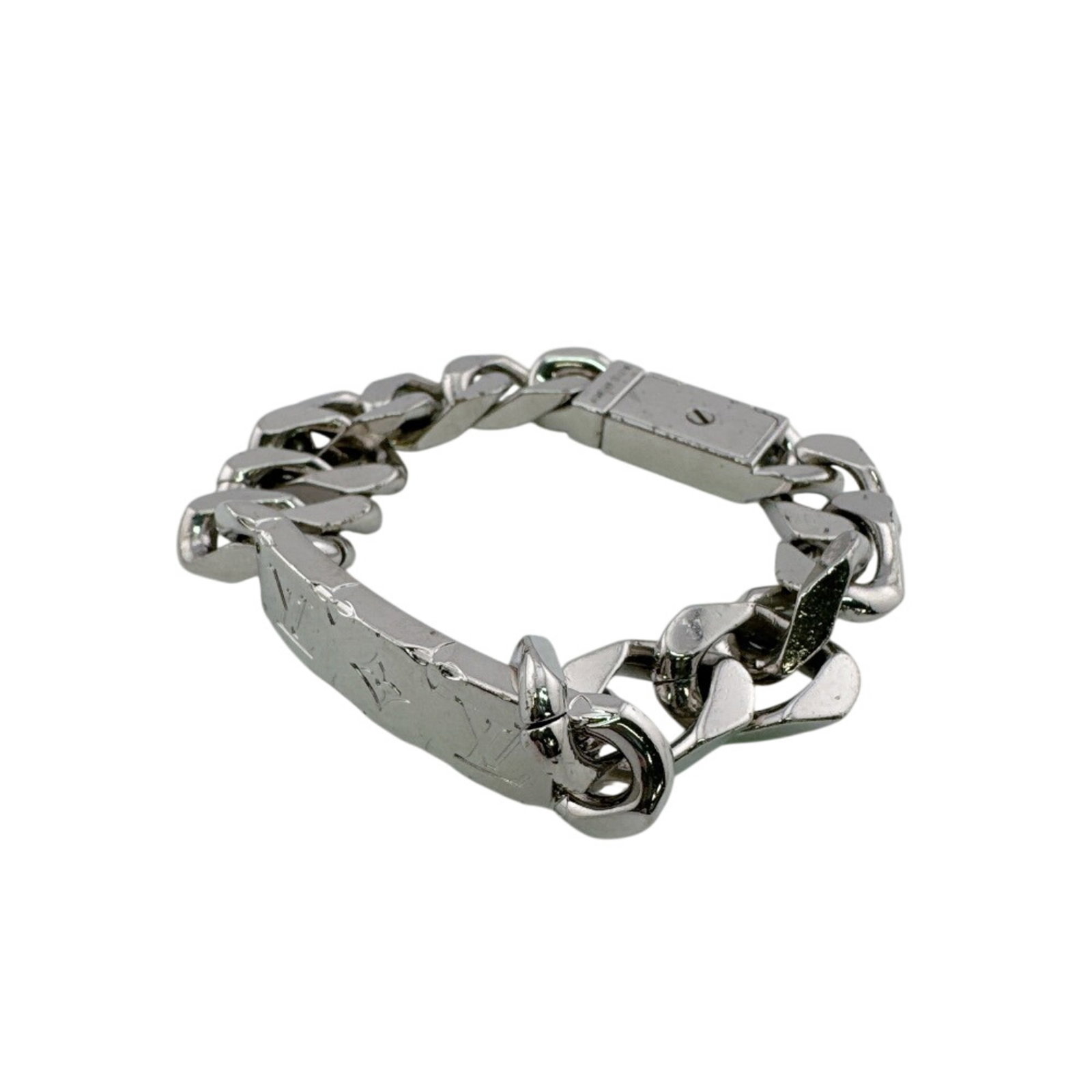 Charm Bracelet Louis Vuitton Silver: Charm Bracelet Louis Vuitton Silver Silver charm bracelet from Louis Vuitton, measuring 17cm in length. This piece features the iconic brand's signature style with its sleek silver design. The charm b
