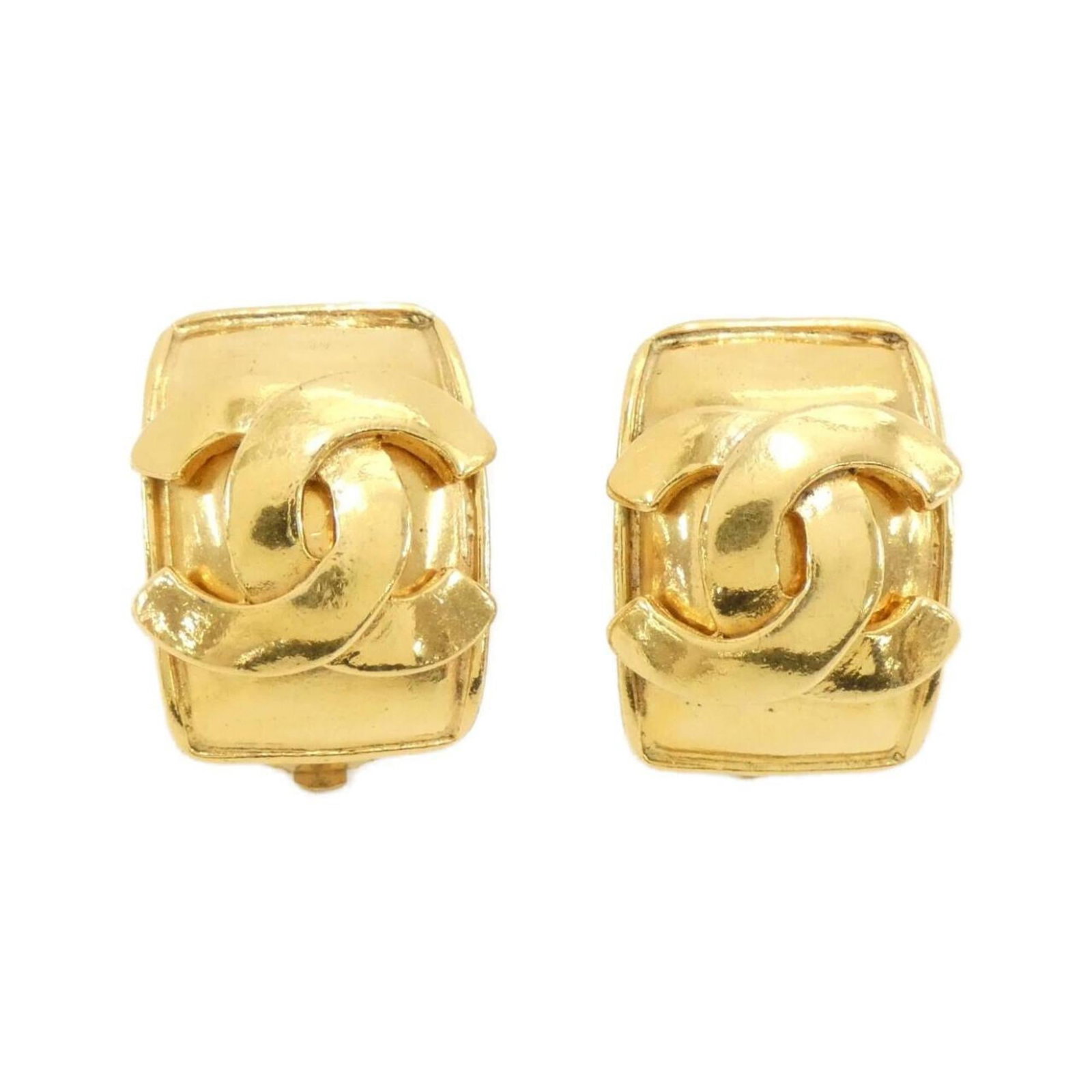 Chanel clip earrings: Chanel clip earrings Gold clip earrings from Chanel, measuring 24.00mm x 18.00mm in size. These elegant earrings feature a classic design that adds a touch of sophistication to any outfit. Made with