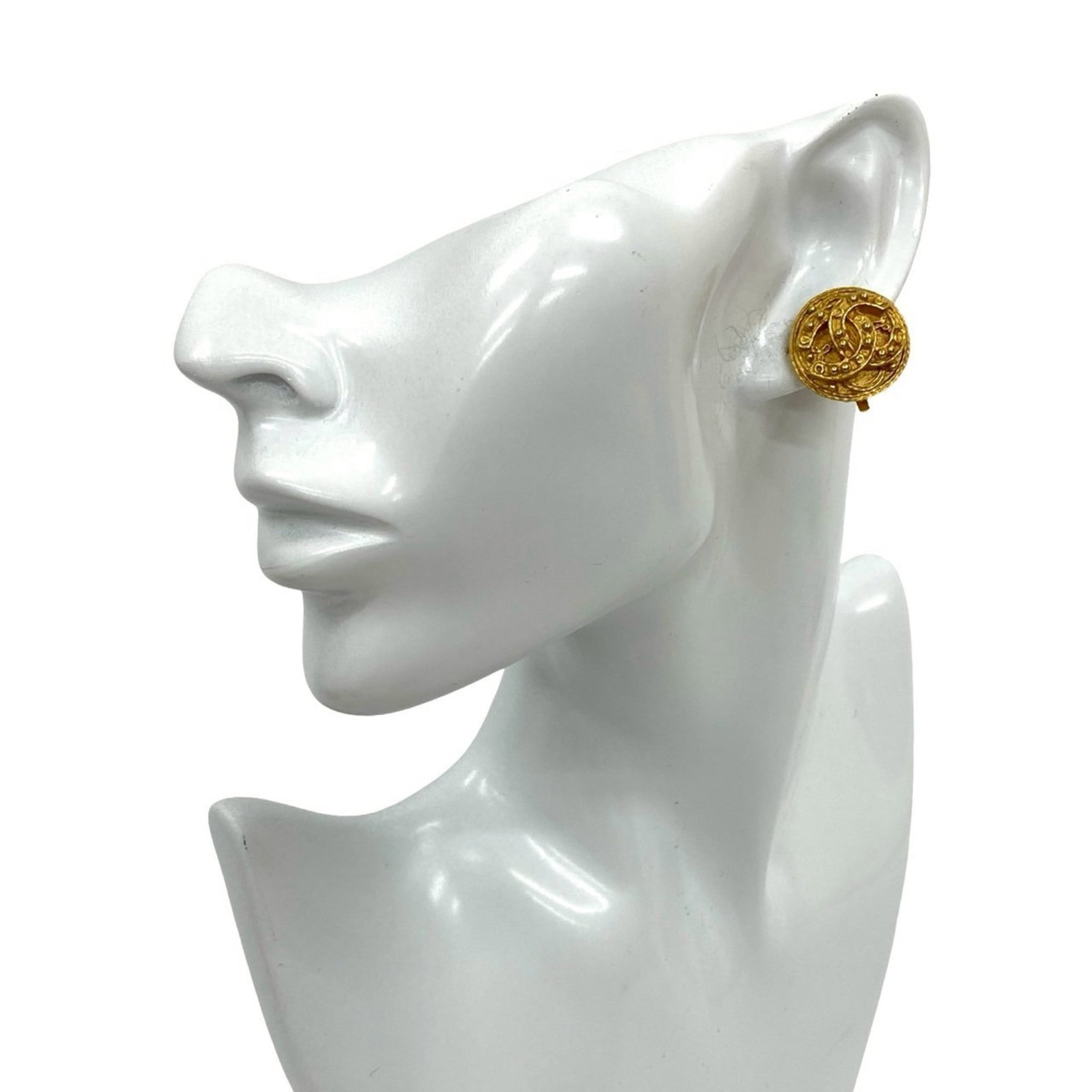 Gold Earcuff by Chanel: Gold Earcuff by Chanel Gold Earcuff by Chanel features a sleek design with gold plating and comes in a compact box. The earcuff measures 22mm x 22mm, providing a subtle yet elegant statement
