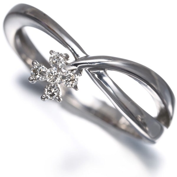 Diamond flower ring 5P white gold 18K US5 Vendome: Diamond flower ring 5P white gold 18K US5 Vendome 18k white gold diamond flower ring with natural diamond at the center, set in a delicate flower design. The ring features a slender profile and a subt