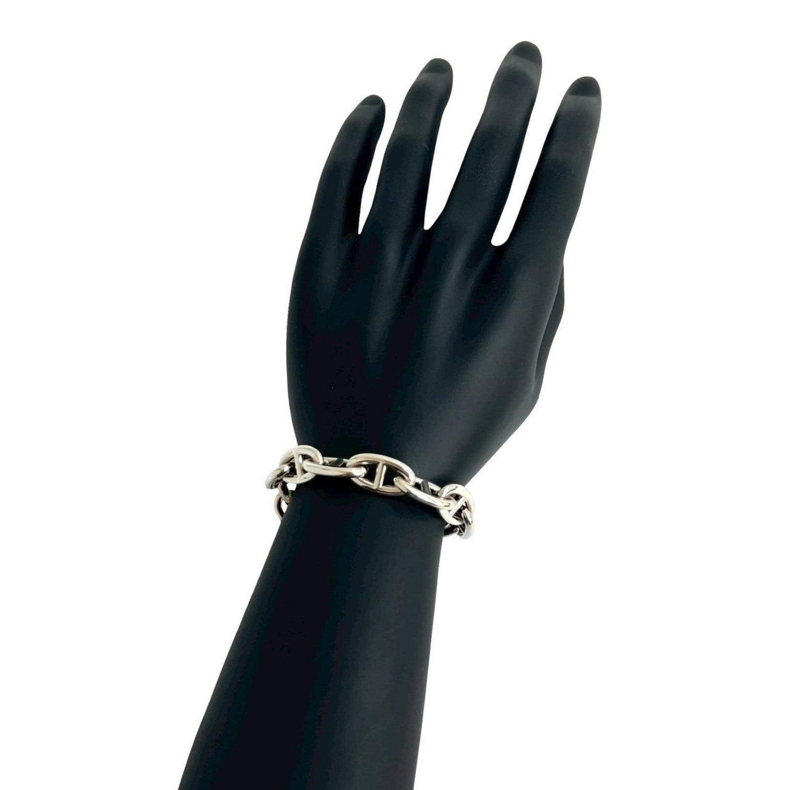 Hermes charm bracelet silver 925: Hermes charm bracelet silver 925 Silver 925 charm bracelet from Hermes, featuring a sleek and modern design. This elegant piece measures 19cm in length and comes with a luxurious silver-plated