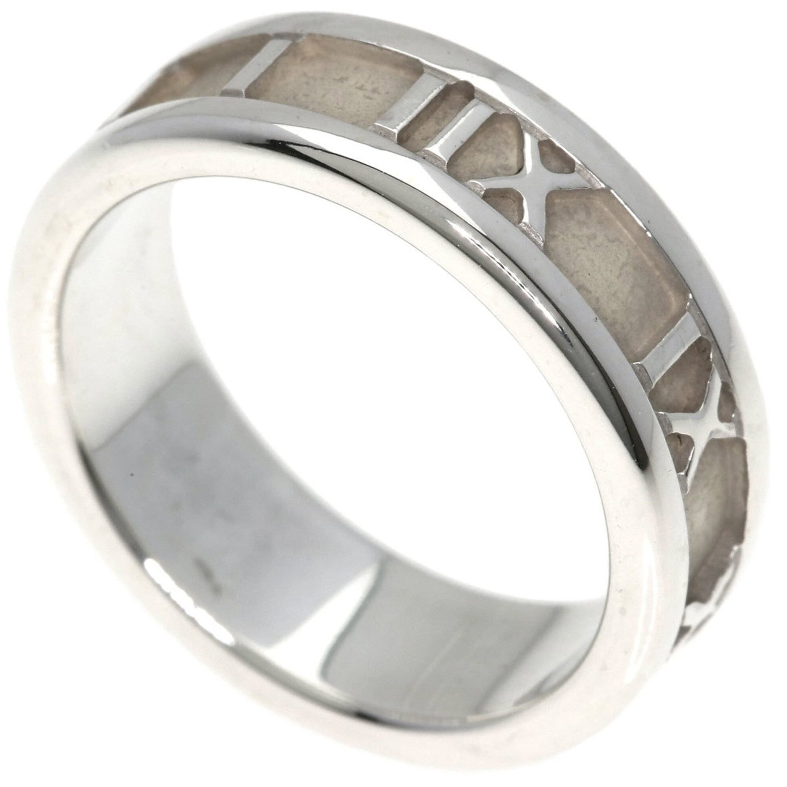 Ring Tiffany Band: Ring Tiffany Band Silver Tiffany band ring, featuring a classic design with a US size 6.5 fit for women. This timeless piece showcases the iconic brand's signature style, crafted from durable silver
