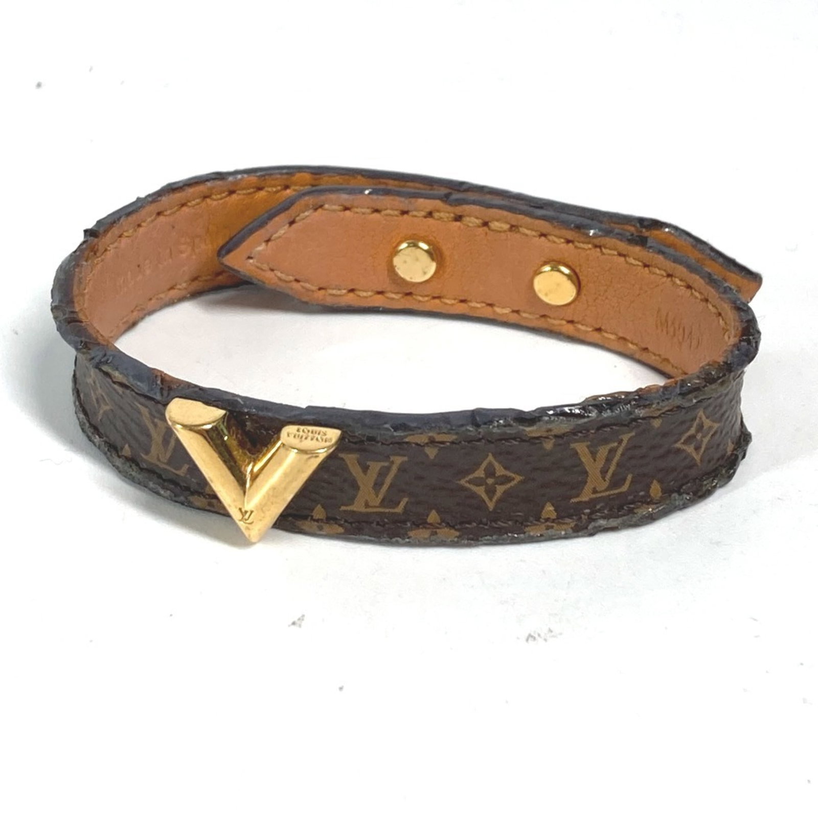 Charm bracelet Monogram Louis Vuitton: Charm bracelet Monogram Louis Vuitton Brown Monogram Charm bracelet with a length of 22cm / 8.66'' features the iconic Louis Vuitton design, presented in a luxurious box and dust bag for added