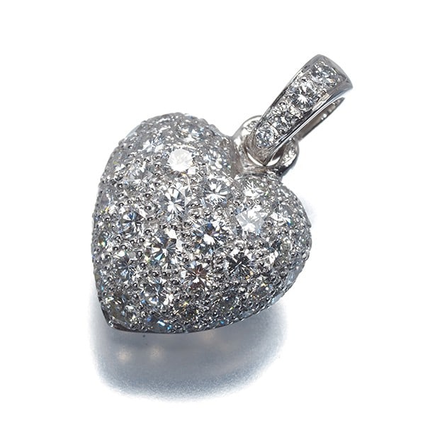 Cartier Pendant Diamond Heart Paved 18K 750 White Gold: Cartier Pendant Diamond Heart Paved 18K 750 White Gold Cartier's elegant 18k white gold pendant showcases a beautifully paved diamond heart, expertly crafted to create a stunning design. The natural