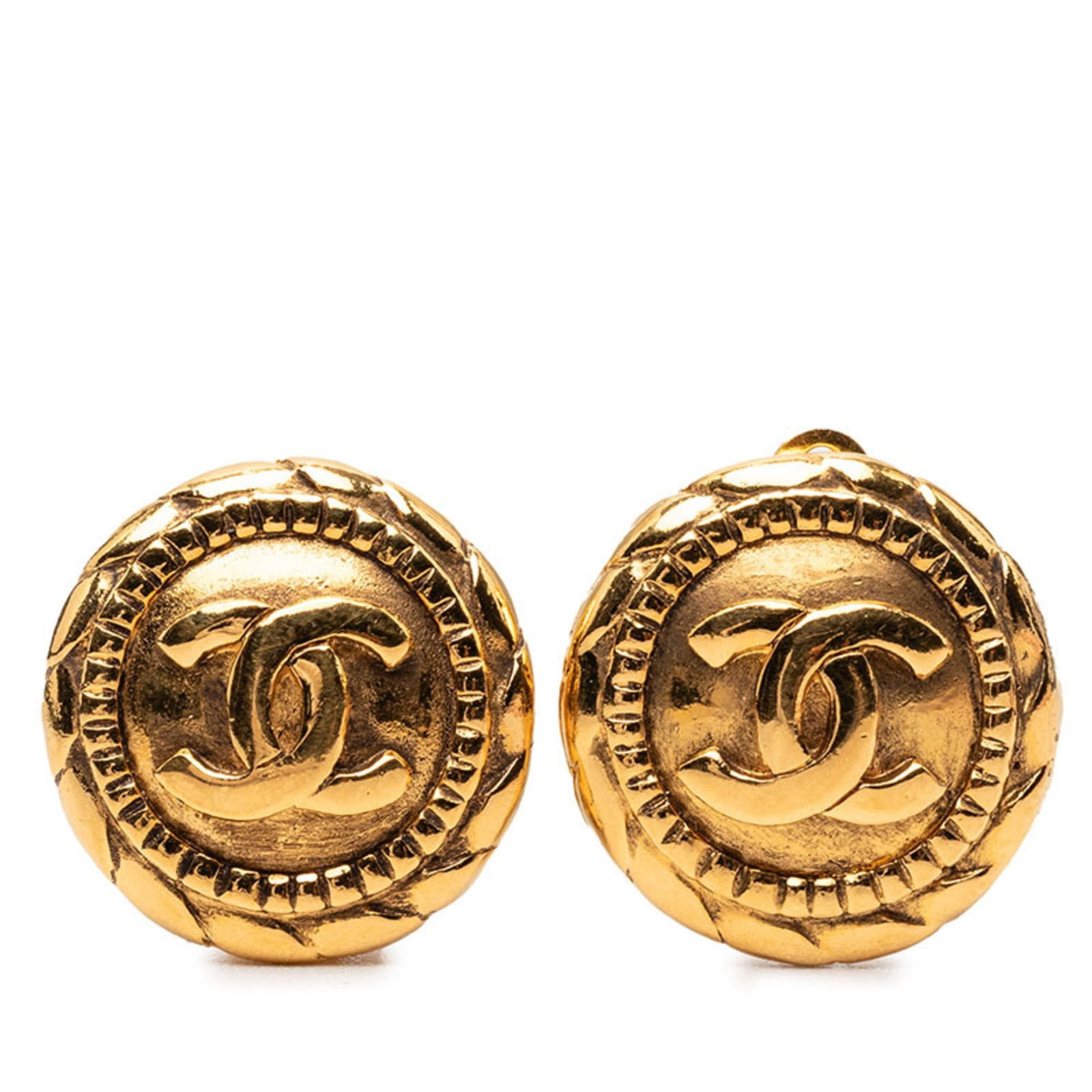 Chanel clip earrings: Chanel clip earrings Gold clip earrings from Chanel, measuring 22.60mm x 22.20mm in size. These elegant earrings showcase the classic design and style of the renowned French fashion house. Made with