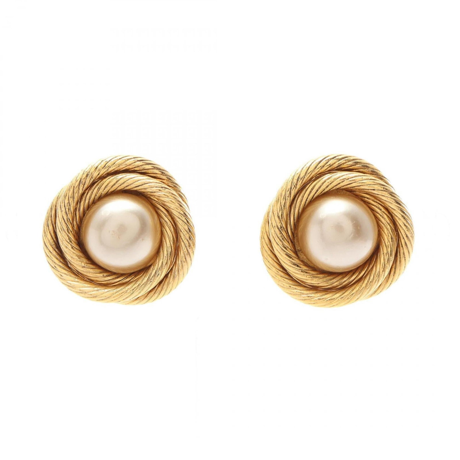 Clip earrings gold plating pearl artificial Chanel: Clip earrings gold plating pearl artificial Chanel Clip earrings in gold plating with artificial pearl details, inspired by the iconic style of Chanel. Measuring 28mm x 28mm, these earrings feature a