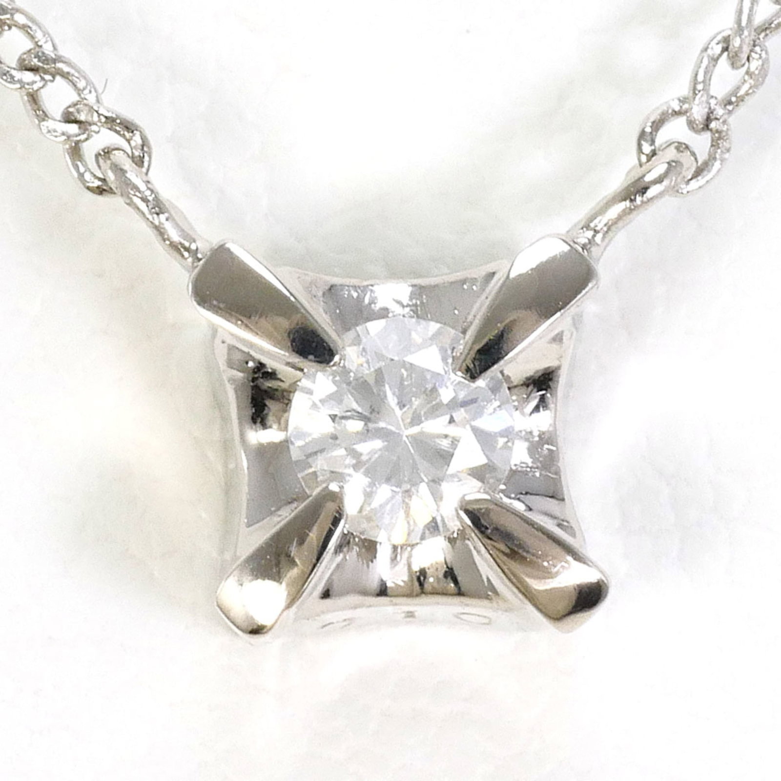 Pt900 Platinum/ Pt850 Necklace With 0.10Ct Diamond Total Weight 2.9G 40Cm Like New Condition: Pt900 Platinum/ Pt850 Necklace With 0.10Ct Diamond Total Weight 2.9G 40Cm Like New Condition Platinum/ Pt900 Necklace With 0.10Ct Diamond Features A Total Weight Of 2.9G, Measuring 40cm In
