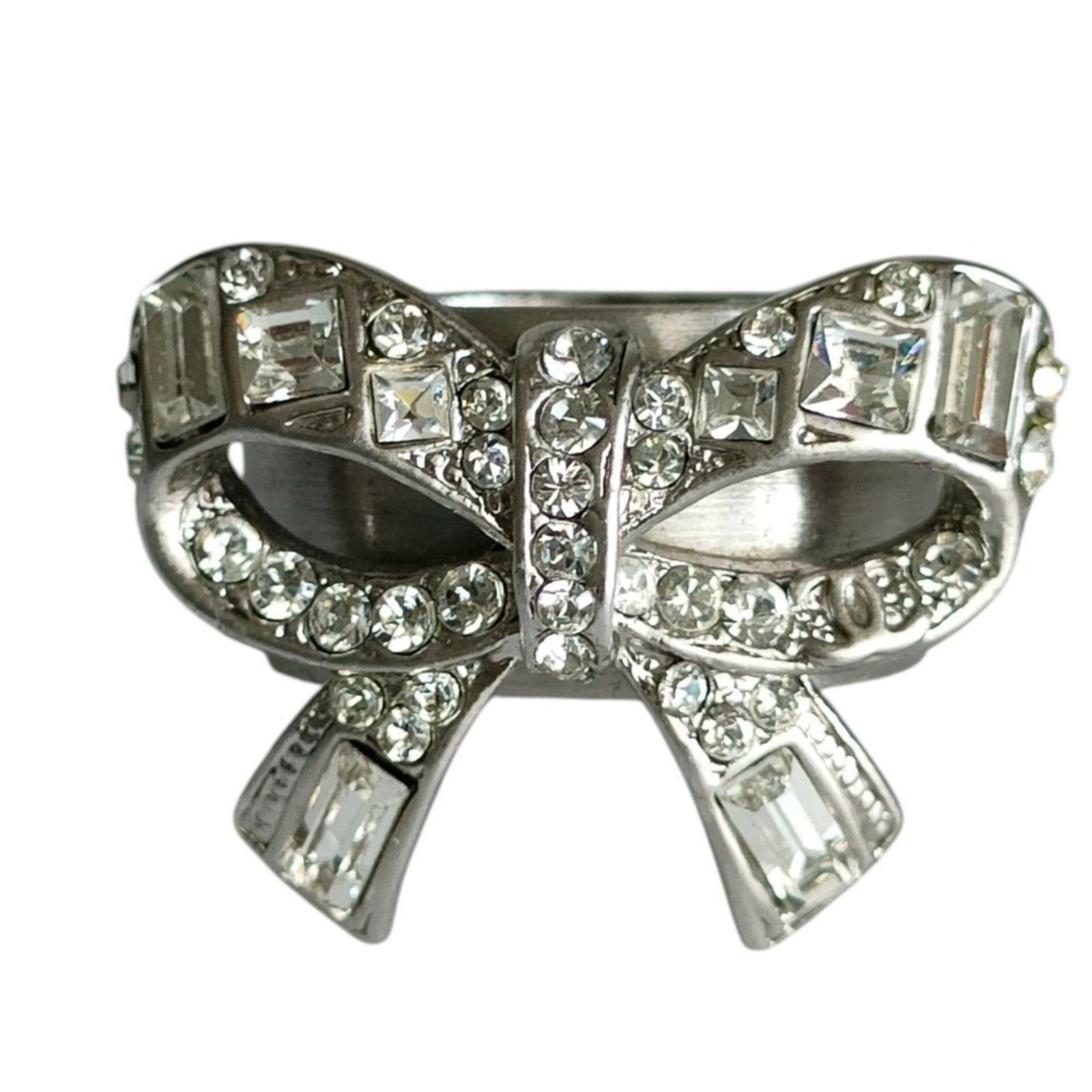 Ring band Chanel: Ring band Chanel Silver band ring from Chanel, available in US size 6.5. This sleek and modern design showcases the iconic brand's signature style with a silver finish. A versatile accessory for every