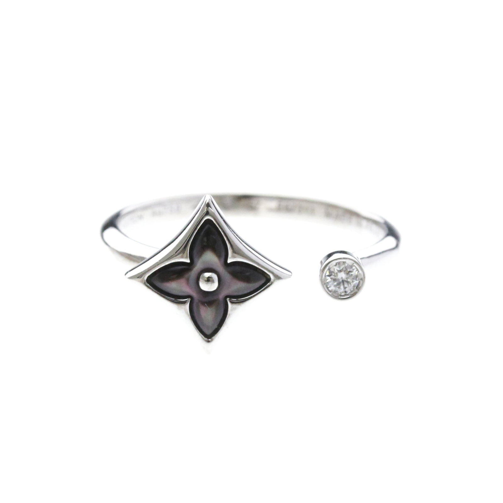 White Gold Band Ring Louis Vuitton: White Gold Band Ring Louis Vuitton White Gold Band Ring Louis VuittonThis stunning white gold band ring features a striking design with a diamond and mother of pearl stone, showcasing the iconic Star 