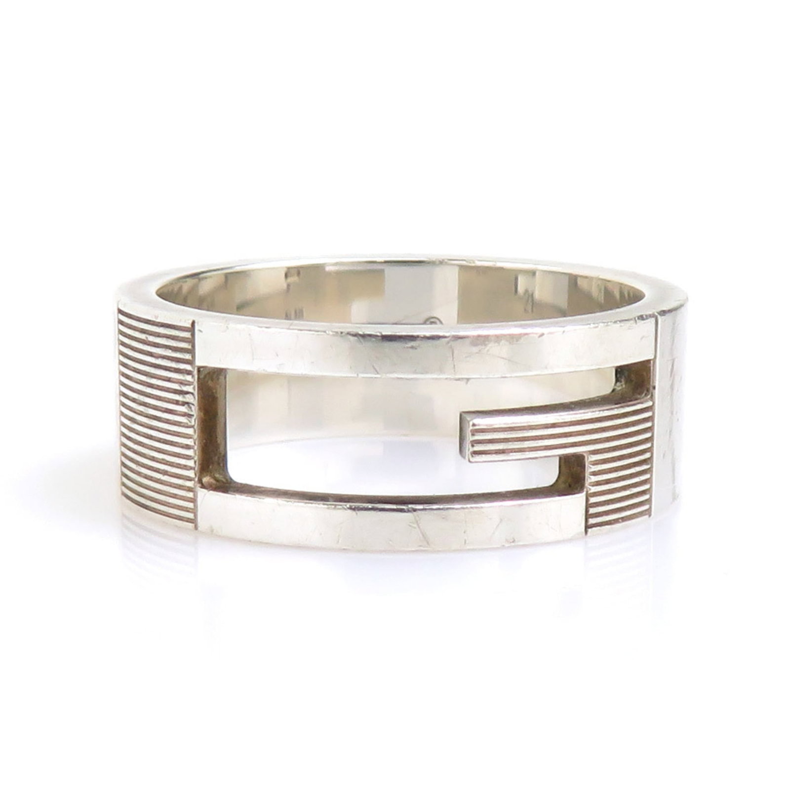 Ring of silver band from Gucci: Ring of silver band from Gucci Silver band ring from Gucci, made in Italy with a 925 silver material and available in size US 10. This sleek band features a classic design that complements the