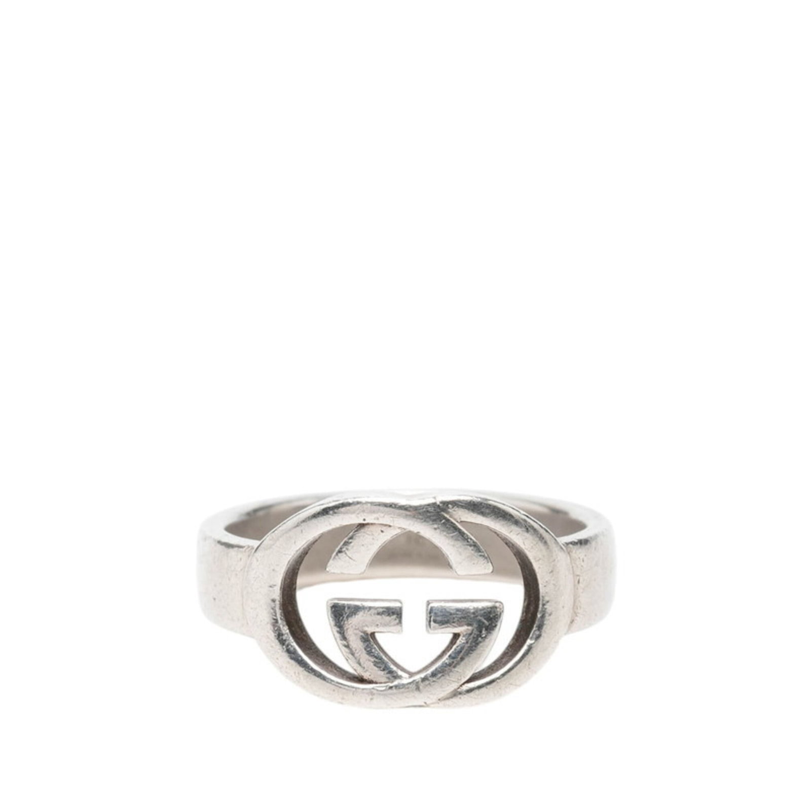 Ring of silver band from Gucci: Ring of silver band from Gucci Silver band ring from Gucci, made from high-quality 925 silver, features a sleek and modern design. This women's ring measures US size 7.5 and boasts a striking silver f