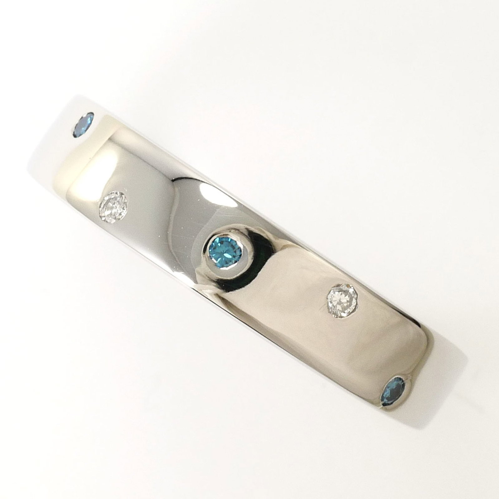 Band ring platinum unbranded: Band ring platinum unbranded Platinum band ring featuring a blue diamond stone, crafted from high-quality platinum metal. This elegant ring boasts a sleek design and subtle width, making it a versatil