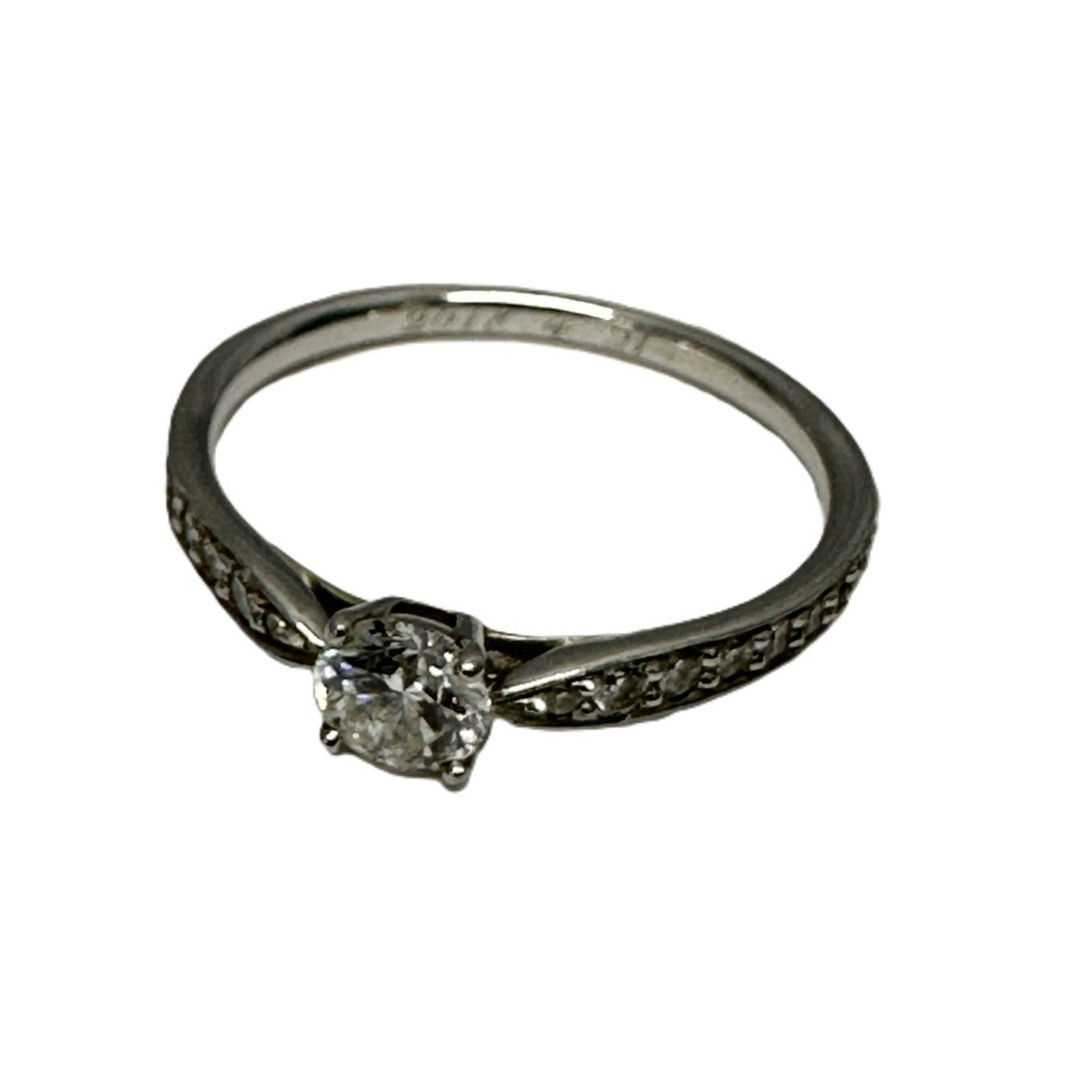 Ring platinum band 950 Tiffany: Ring platinum band 950 Tiffany Platinum band ring from Tiffany featuring a 0.35 carat VS1 diamond, set in a high-quality platinum band with a US size 6.5 fit. This elegant ring showcases the timeless 