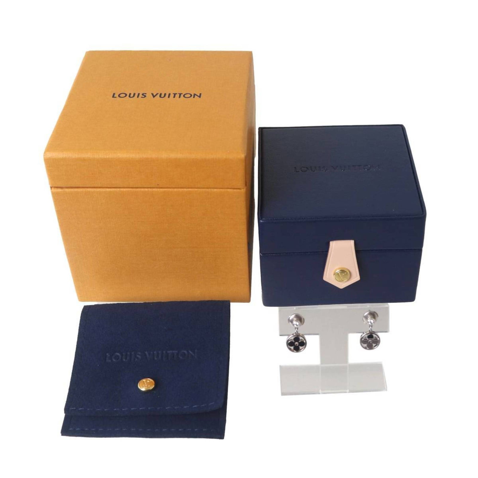 Louis Vuitton stud earrings white gold: Louis Vuitton stud earrings white gold Stud earrings with a sleek, modern design from Louis Vuitton feature white gold (18K) construction. The understated style makes them versatile for everyday wear.